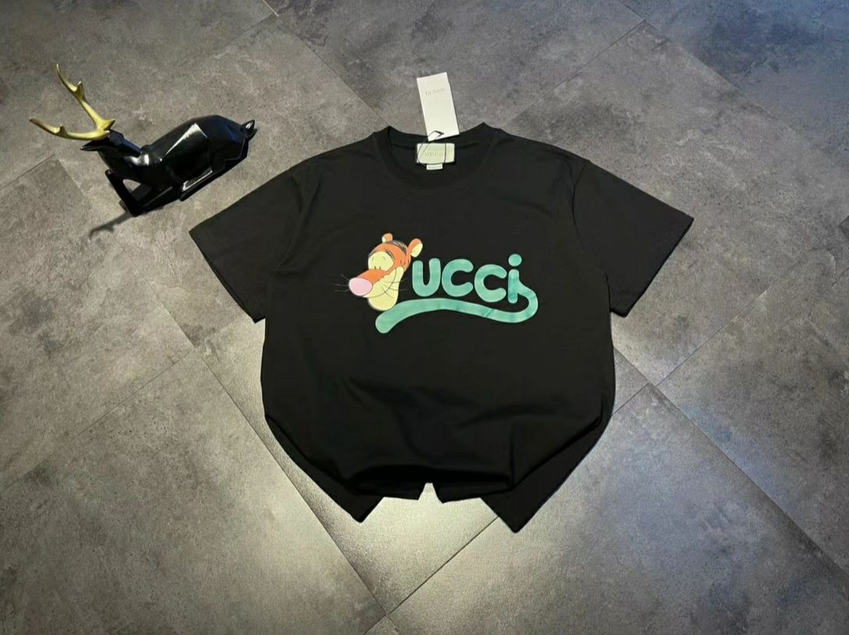gucci2022虎年限定 古驰跳跳虎字母短袖t恤,最新虎年限定款,上身减龄