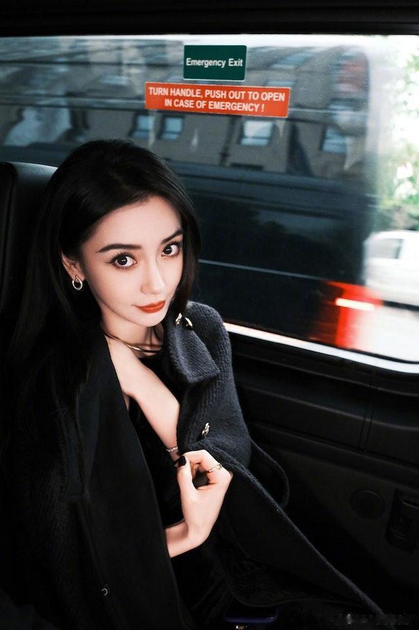 angelababy20岁性感写真再度翻红,露黑色内衣滚床好诱惑!