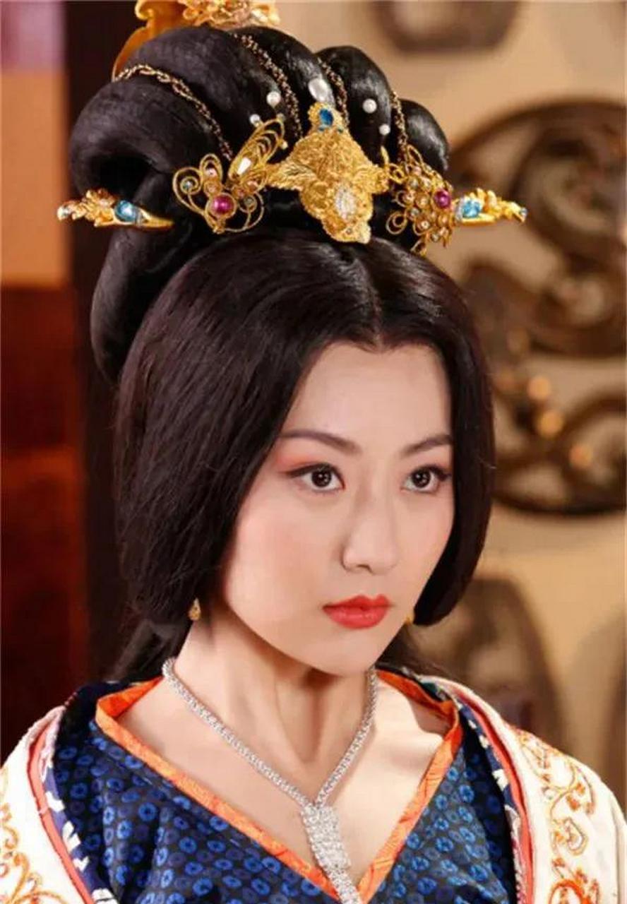 朝中一大官的小妾达奚盈盈,生得倾国倾城.