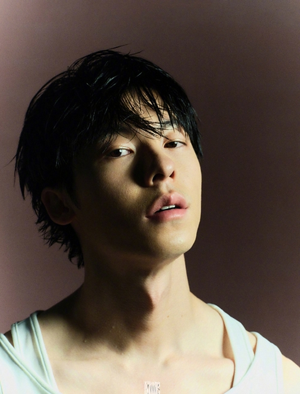 近日,台湾演员许光汉登上费加罗男士十一月刊封面,以简单轻松的拍摄