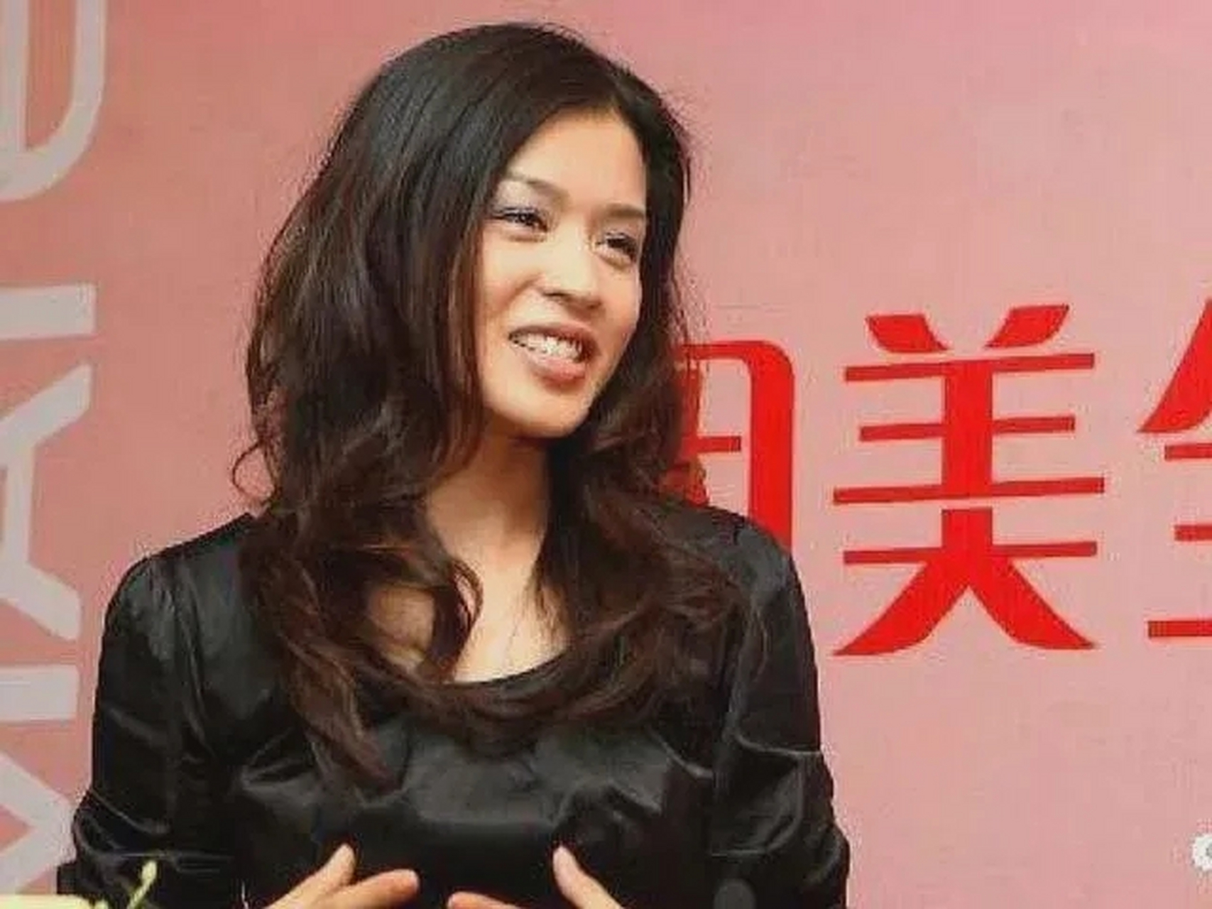 2001年,51岁的张艺谋带着19岁的模特王海珍去澳洲拍广告.