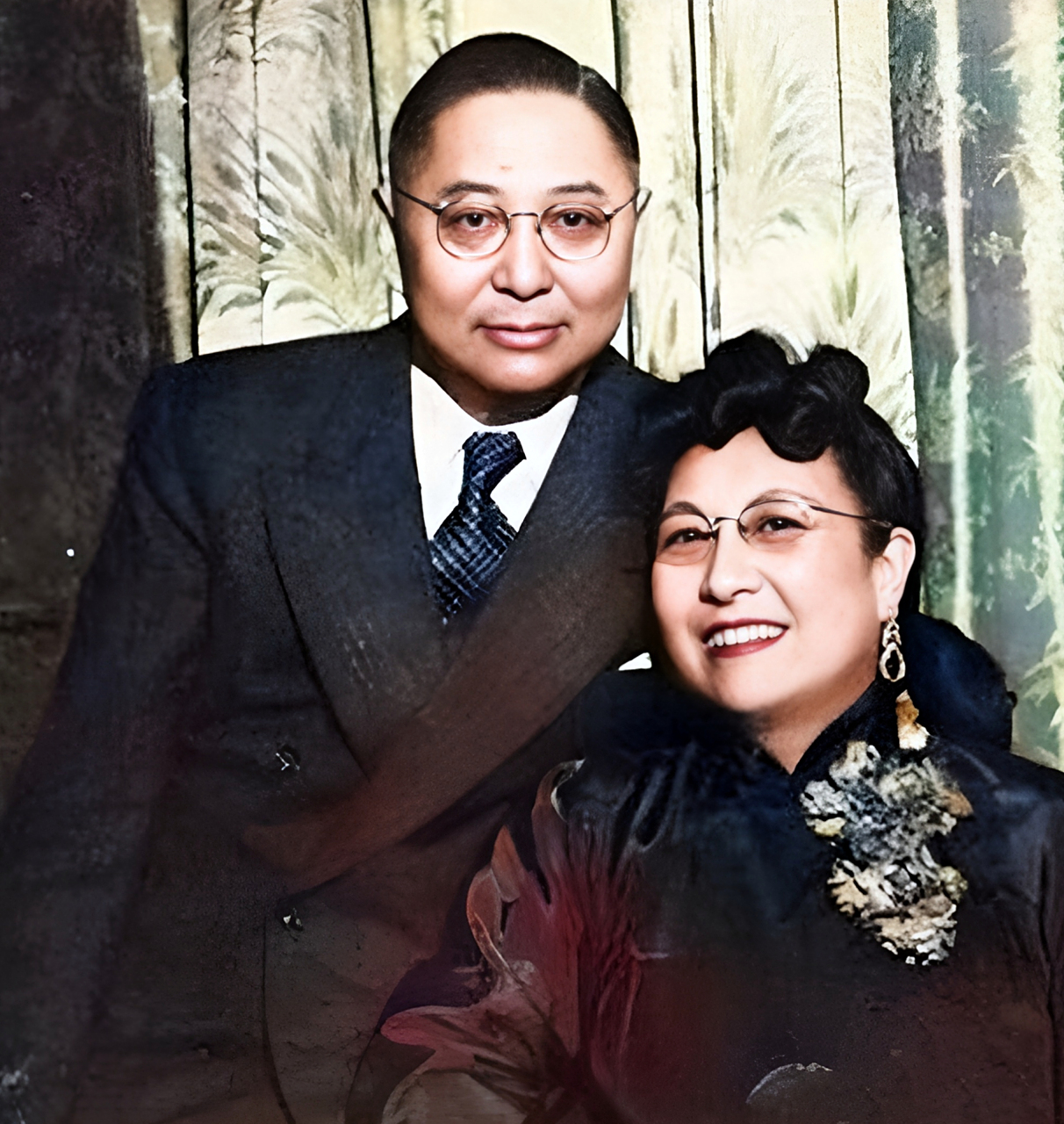 年轻时的孙科,戴着一副眼镜,一身西装革履,坐在人力车上,转头朝向镜头