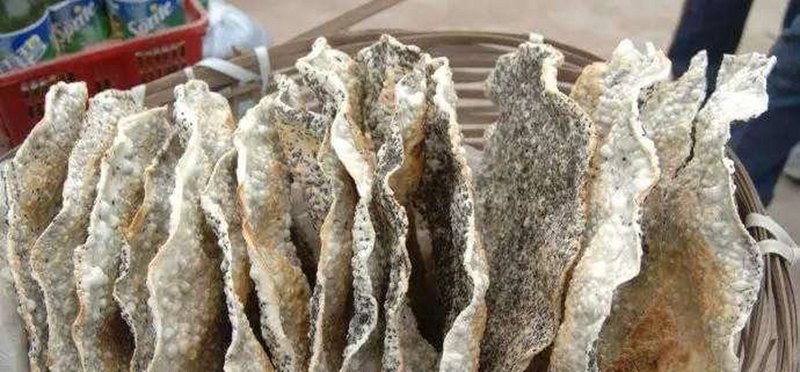 广西京族有一种当地特色美食"风吹饼",是一种以大米为主制成的食品