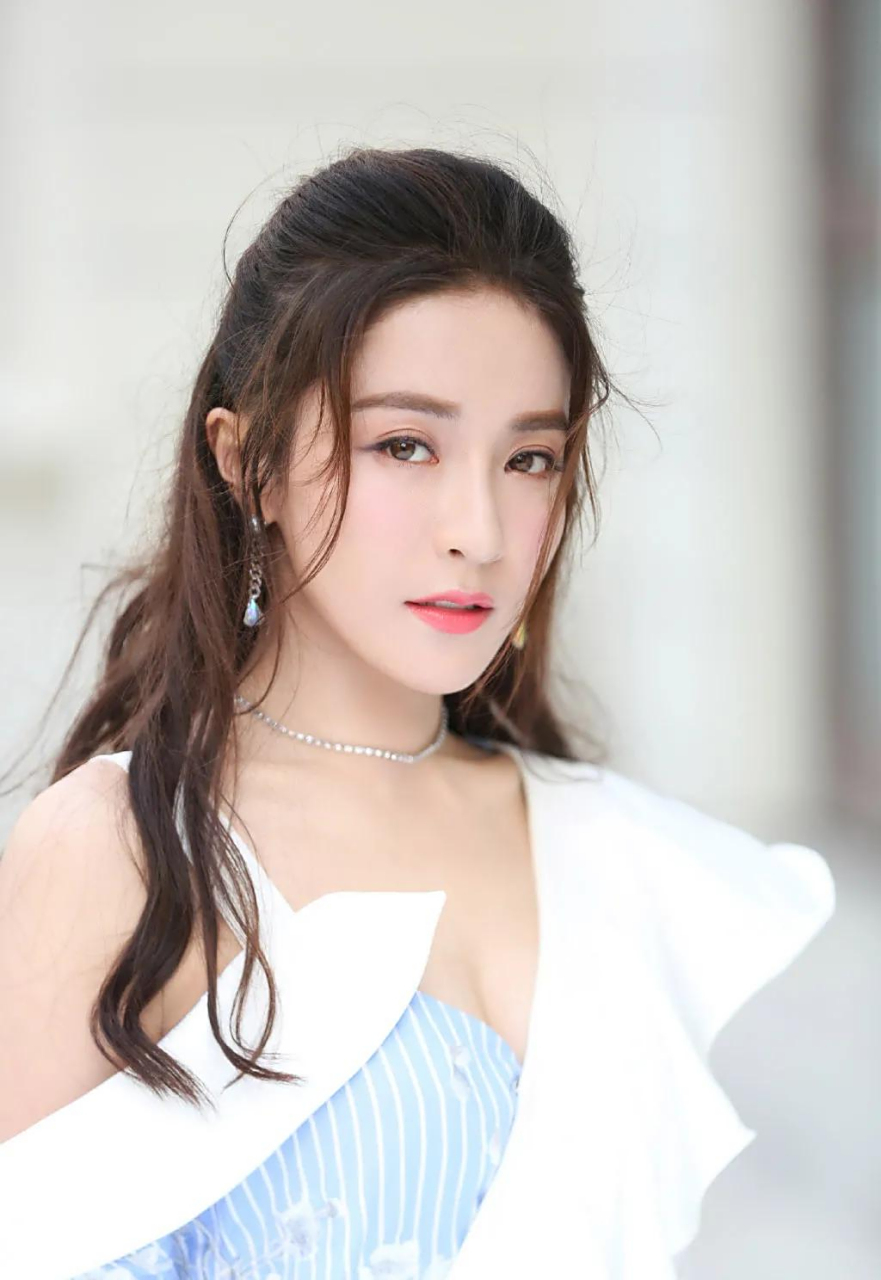 33岁的美女演员贡米,真的是越来越有魅力,甜美又可人的气质女神