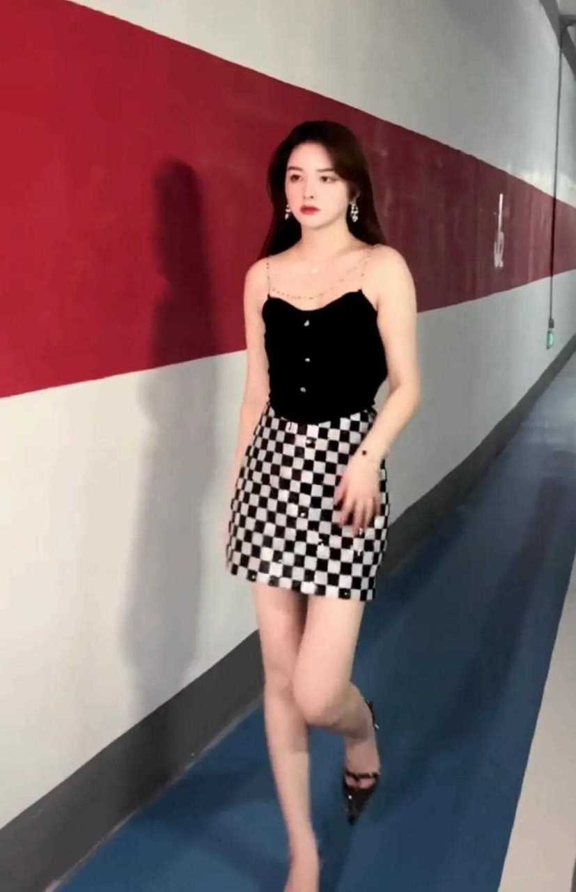 许华升前女友婷婷,现在越来越性感了,现在看到他每天都在直播带货