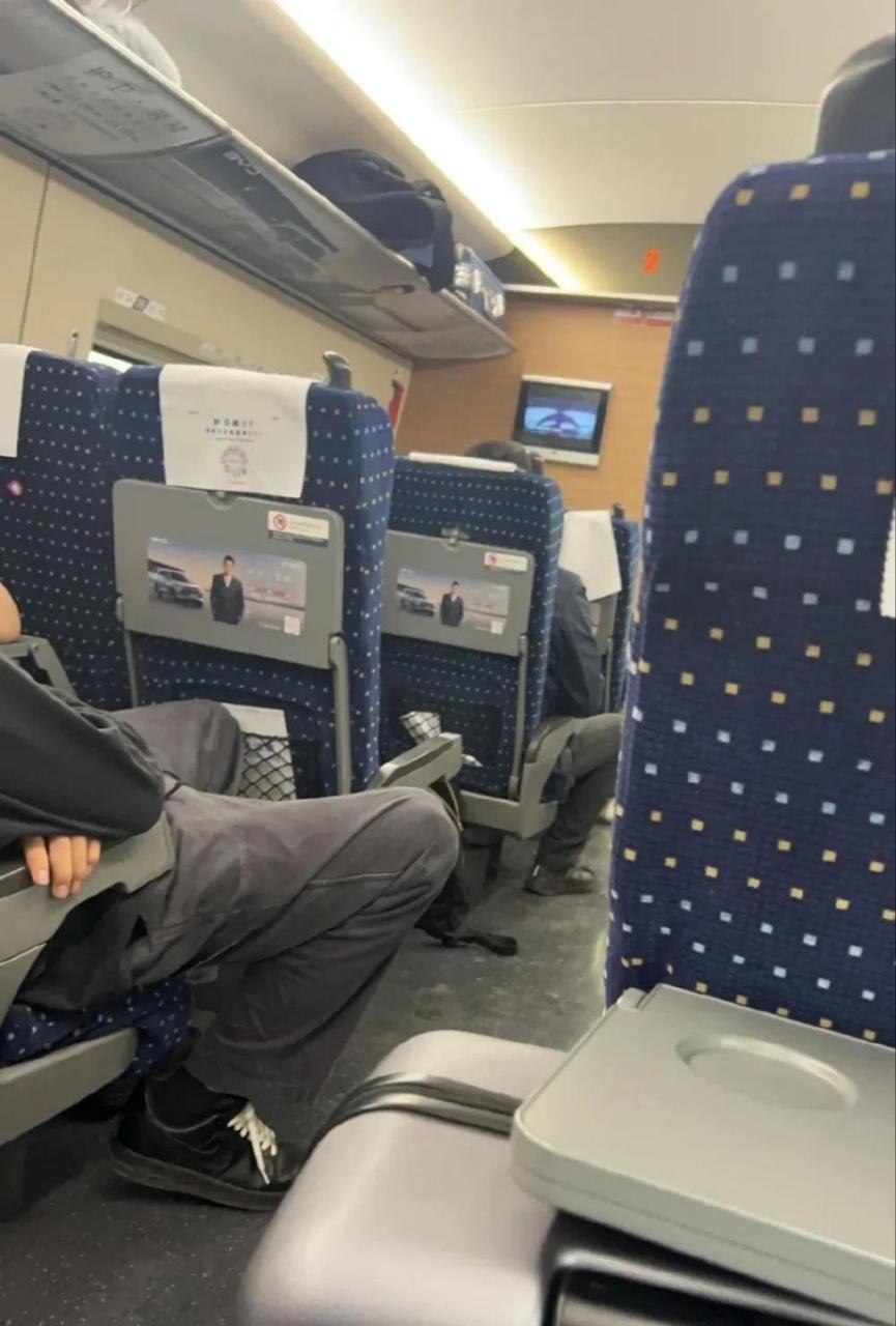 今天坐高铁出差,旁边坐了一个帅哥, 我发微信和闺蜜说了一下, 闺蜜发