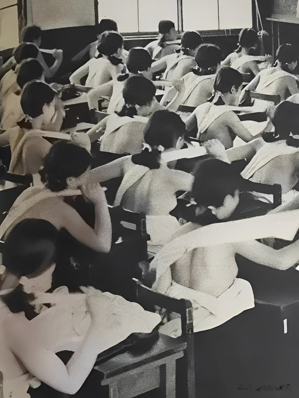 当时,日本各地组织了各种培训学校组织,控制一些年轻