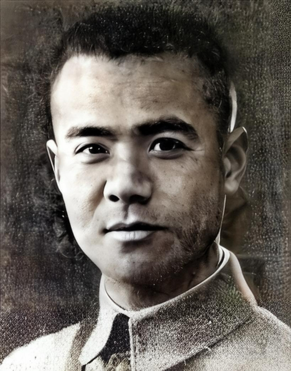 1946年,沐阳中尉国家陆军的戴之奇将军靠在师部旁边的土堆上,穿着中将