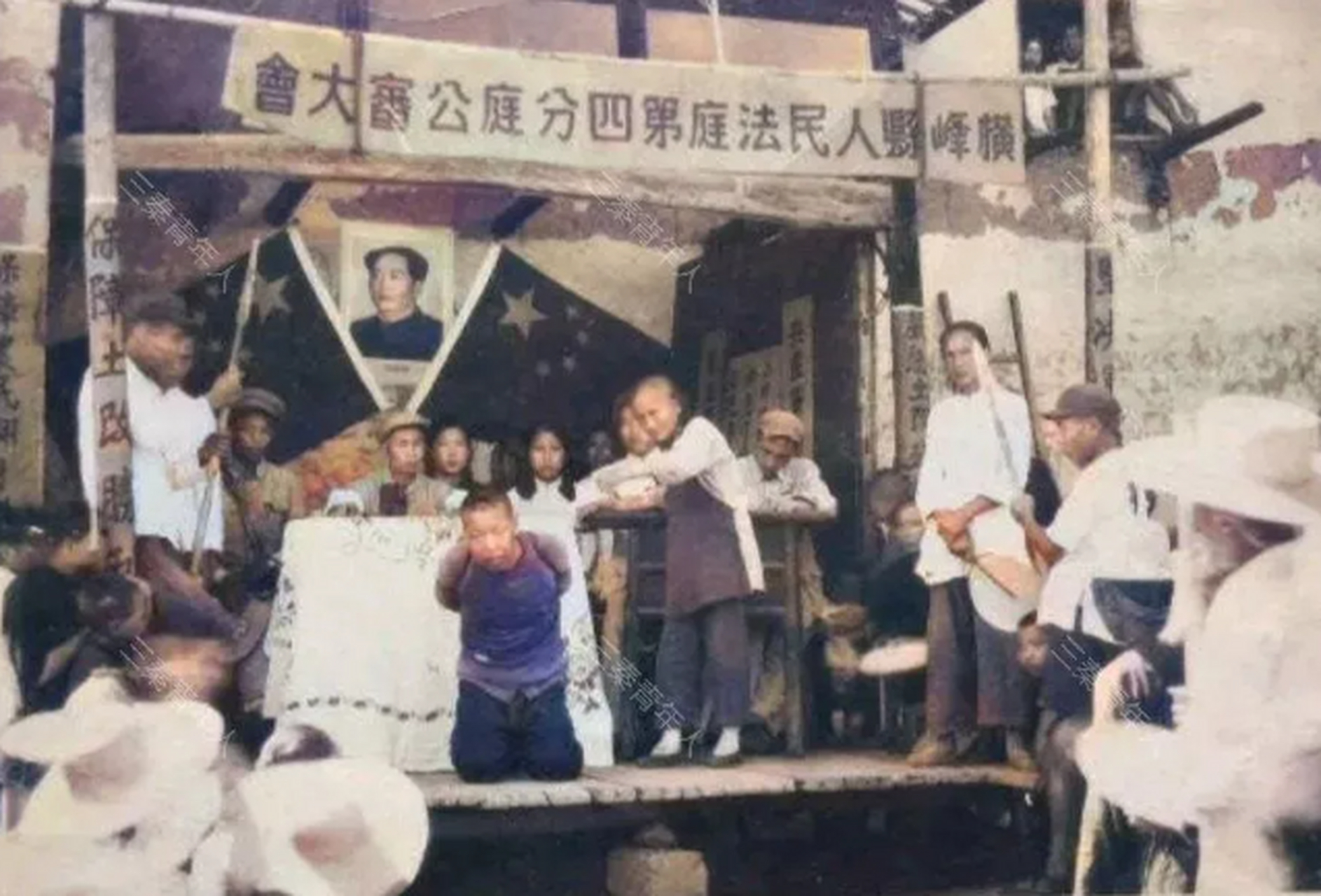 上世纪五十年代,江西上饶,一名被五花大绑的地主,正在接受人民群众的