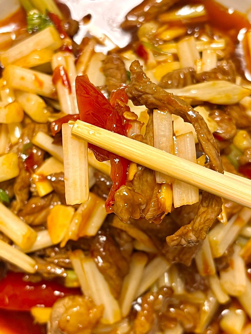 这样做的芹菜炒牛肉丝,真的太绝了. 牛肉非常的滑嫩!