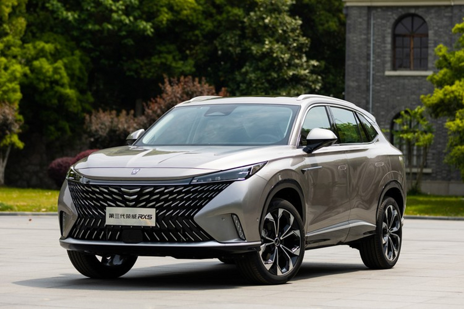 上汽荣威近日透露,第三代rx5/erx5车型车款&价格调整,其中,搭载1.