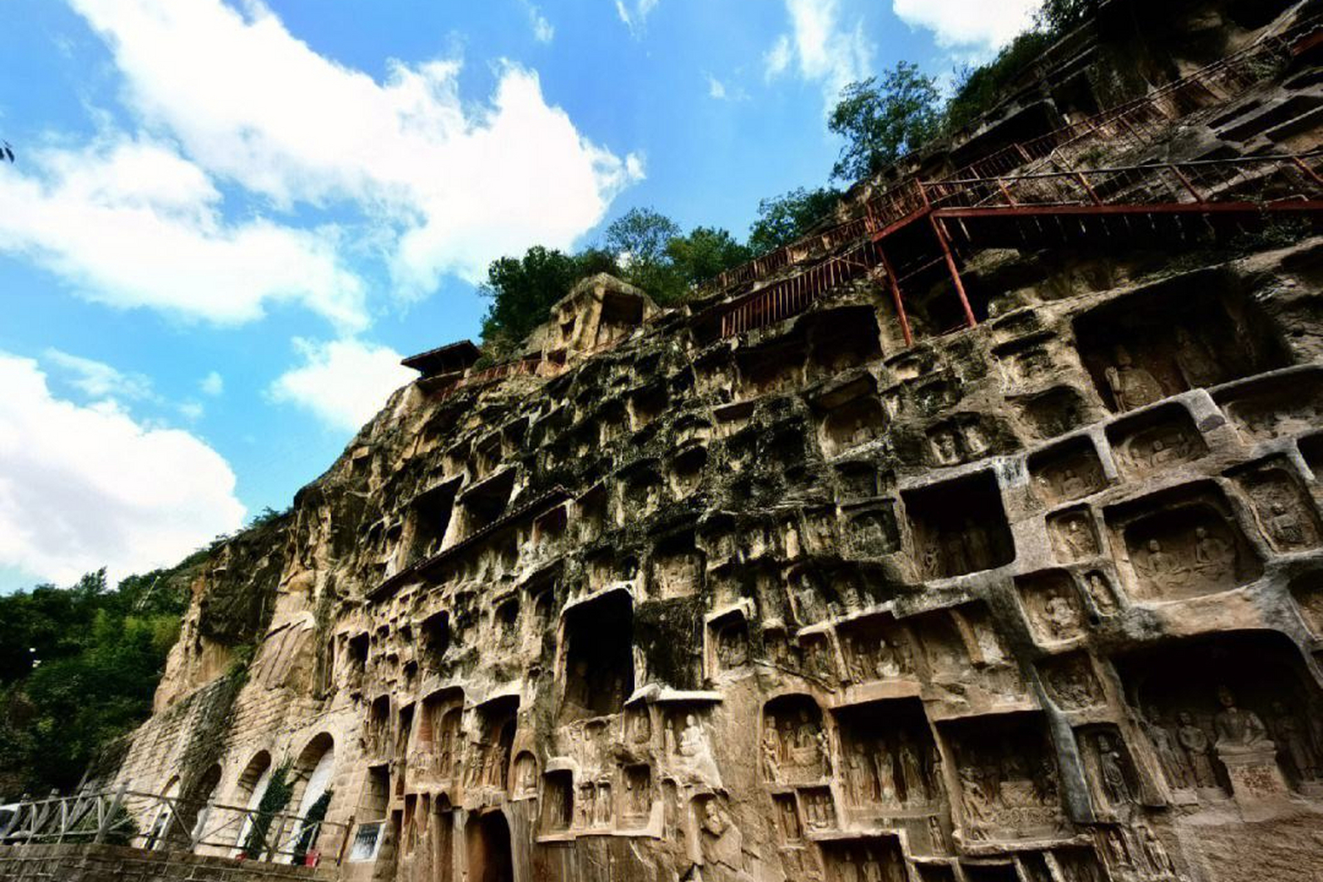 广元千佛崖,这里是四川境内规模最大的石窟群,更是蜀道的艺术瑰宝.