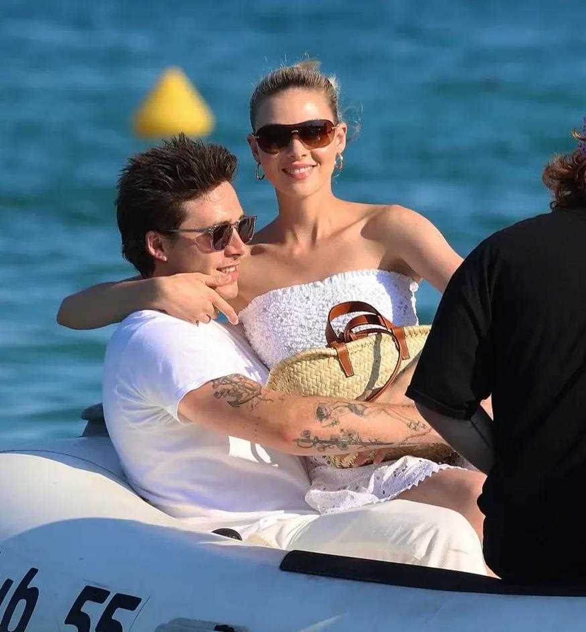 布鲁克林和妻子nicola peltz 在法国圣特罗佩度假,新婚夫妇甜如蜜