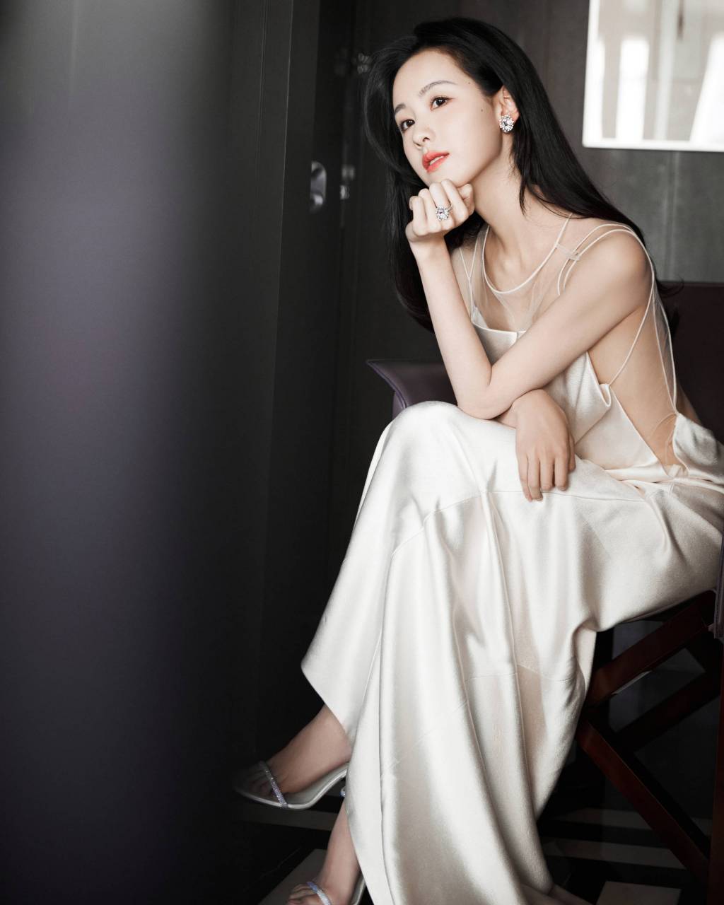 陈都灵穿白色露背裙秀曲线 翘腿而坐尽显古雅端庄  4月9日,陈都灵工作