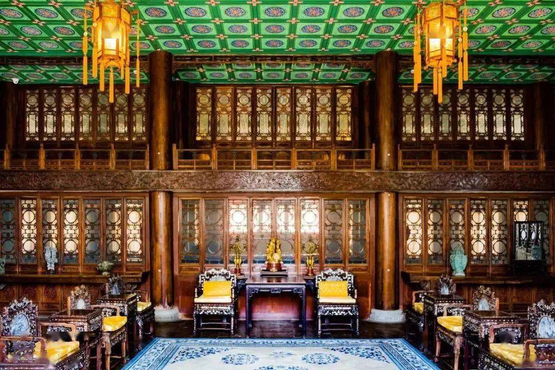 当游览到恭王府时,导游指着一根柱子说:"这柱子通身都是金丝楠木,价值