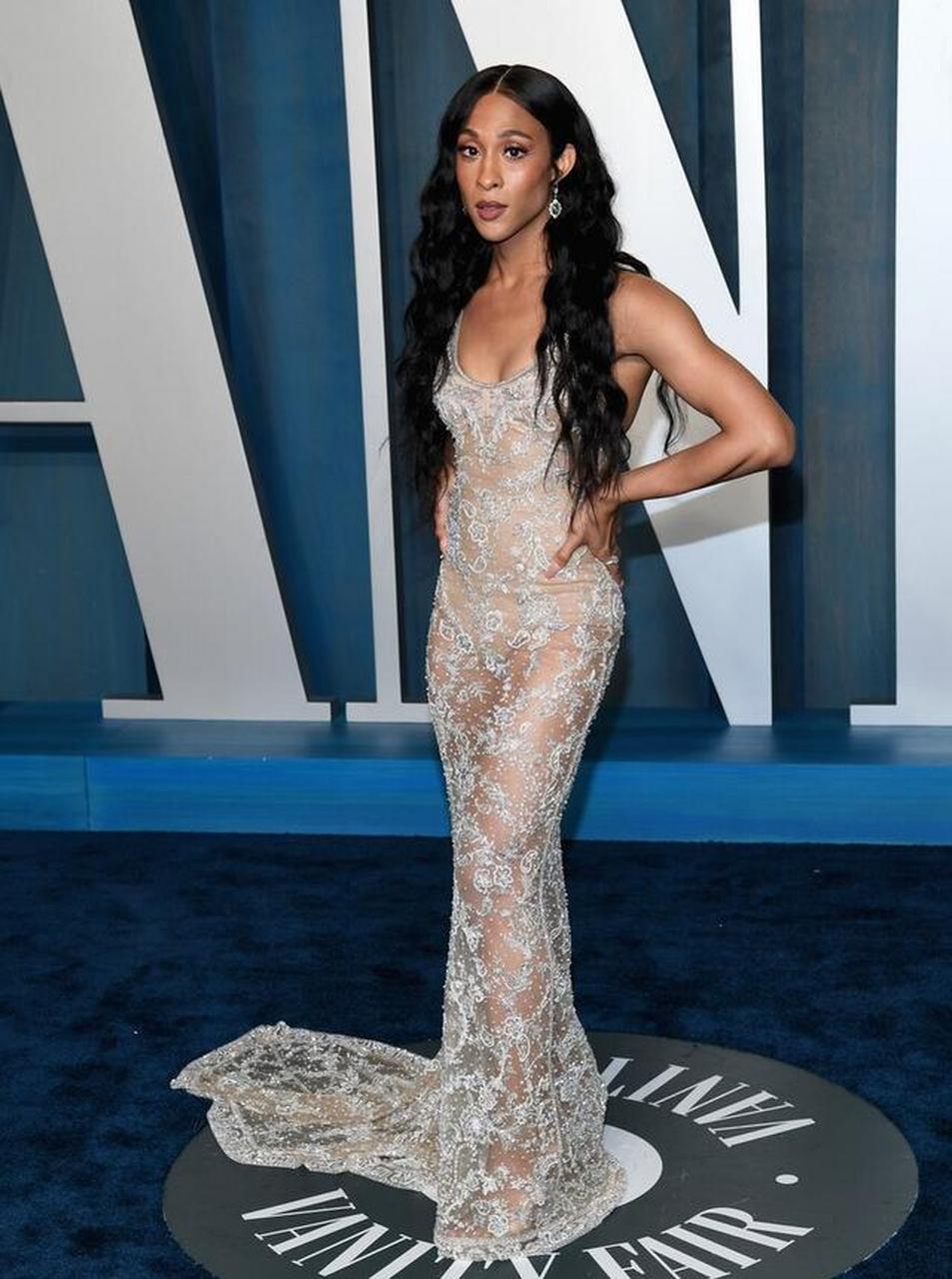 奥斯卡vanity fair派对 mj-罗德里格斯身着蓝色蕾丝裙清爽大方