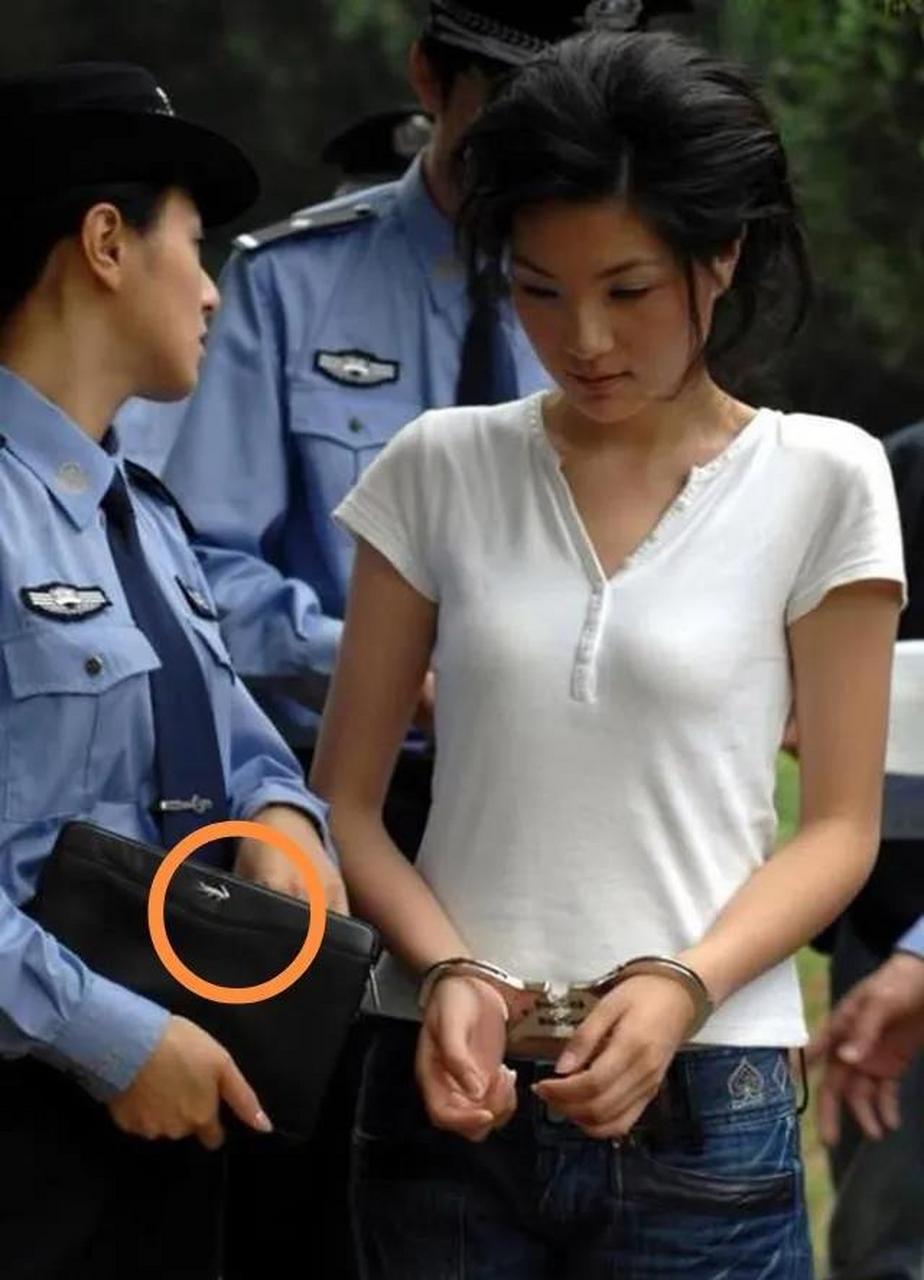 这张照片拍摄于2003年,一个女囚犯落网的瞬间,这一幕被摄像师抓拍到