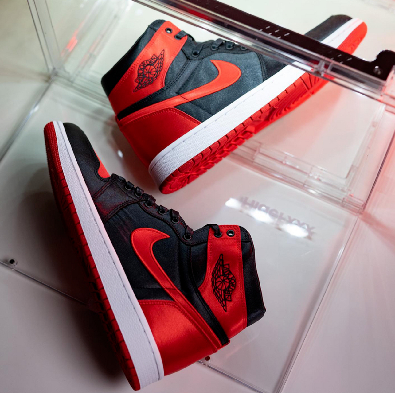 最近,海外各大媒体纷纷官宣这双aj1「丝绸禁穿」将在今年10月份回归!