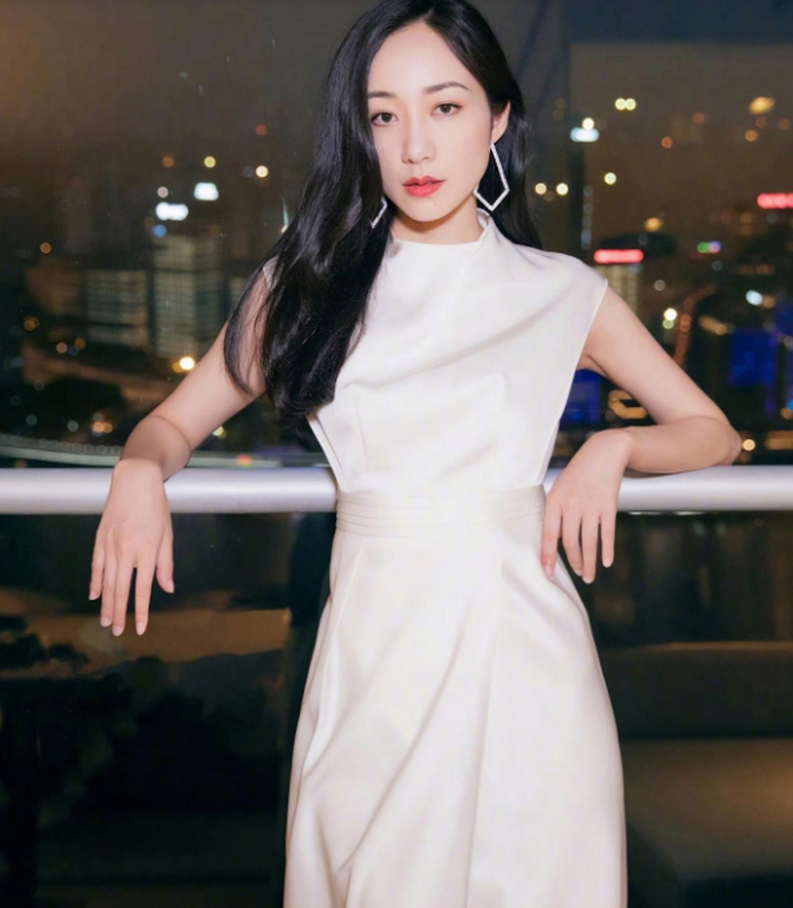 韩雪穿白色裙,简约大气,好有气质,给人一种高雅奢华的时尚范.