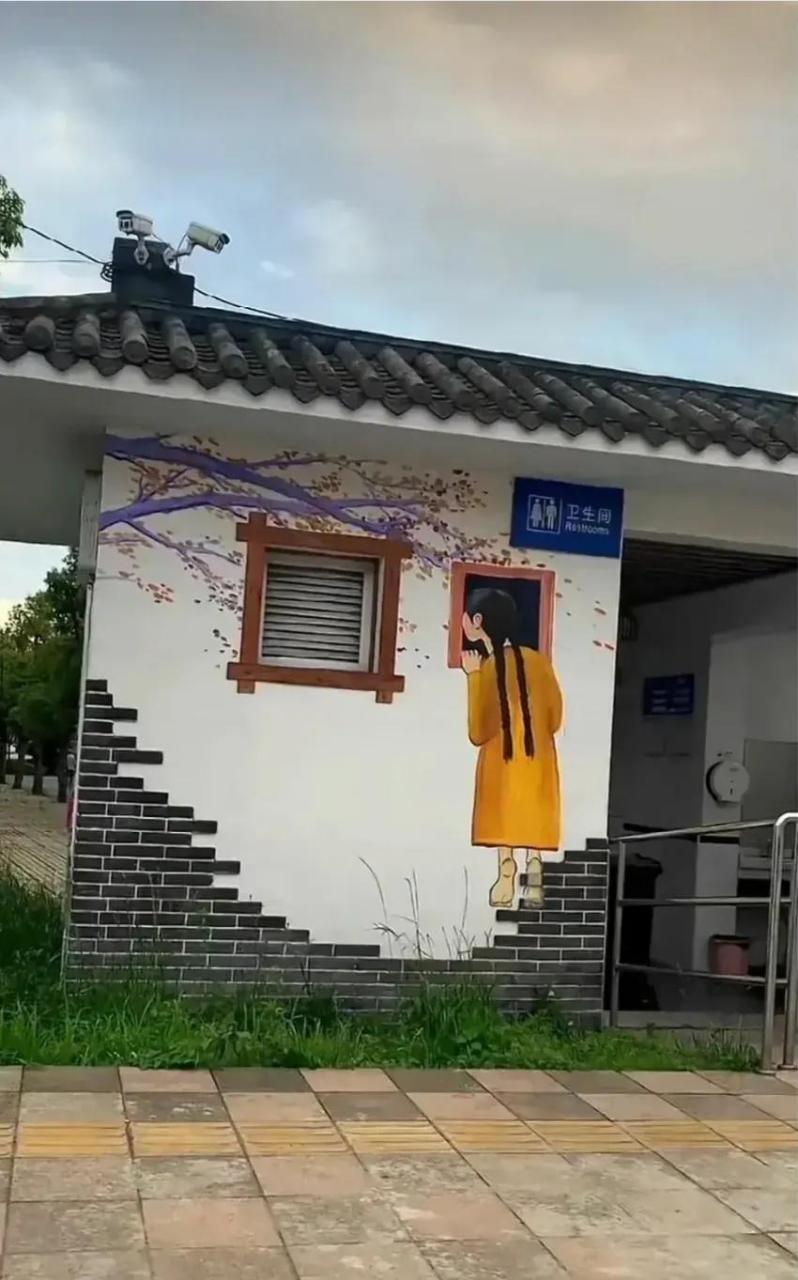 厕所墙上,画这幅画不太合适吧,这好像"偷窥"感觉