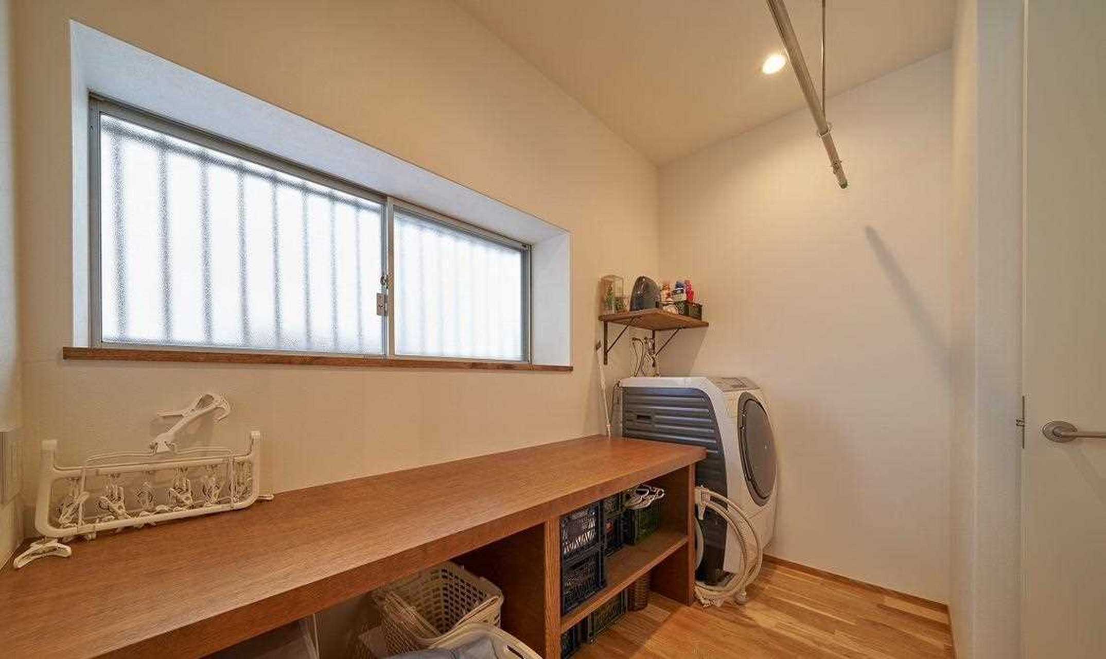 整个ldk空间大致为长条形的,在最长的一边上整整开了三个窗户,让整个