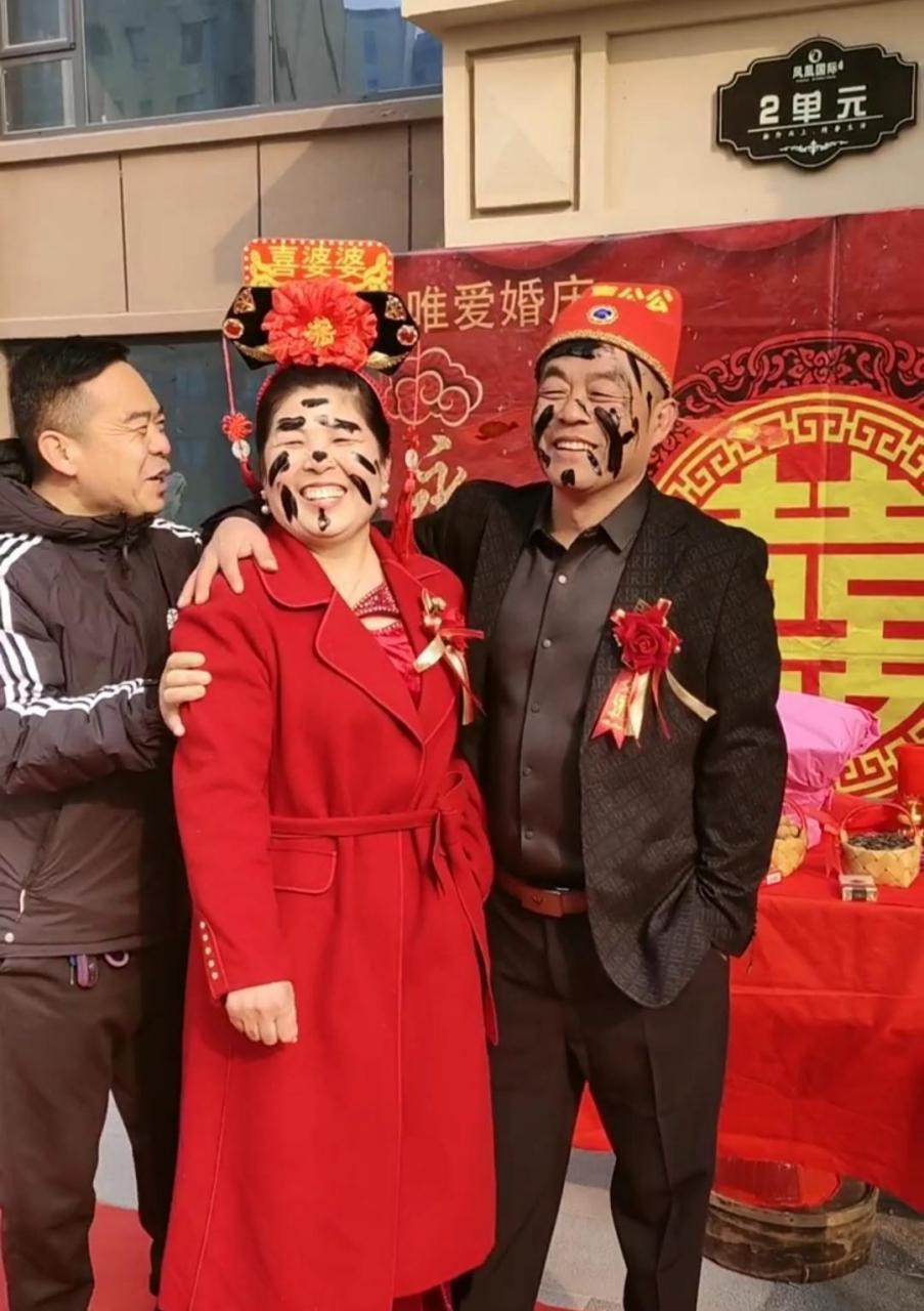 儿子结婚这天,喜公公喜婆婆让人抹一脸黑,也是高兴的![左捂脸]