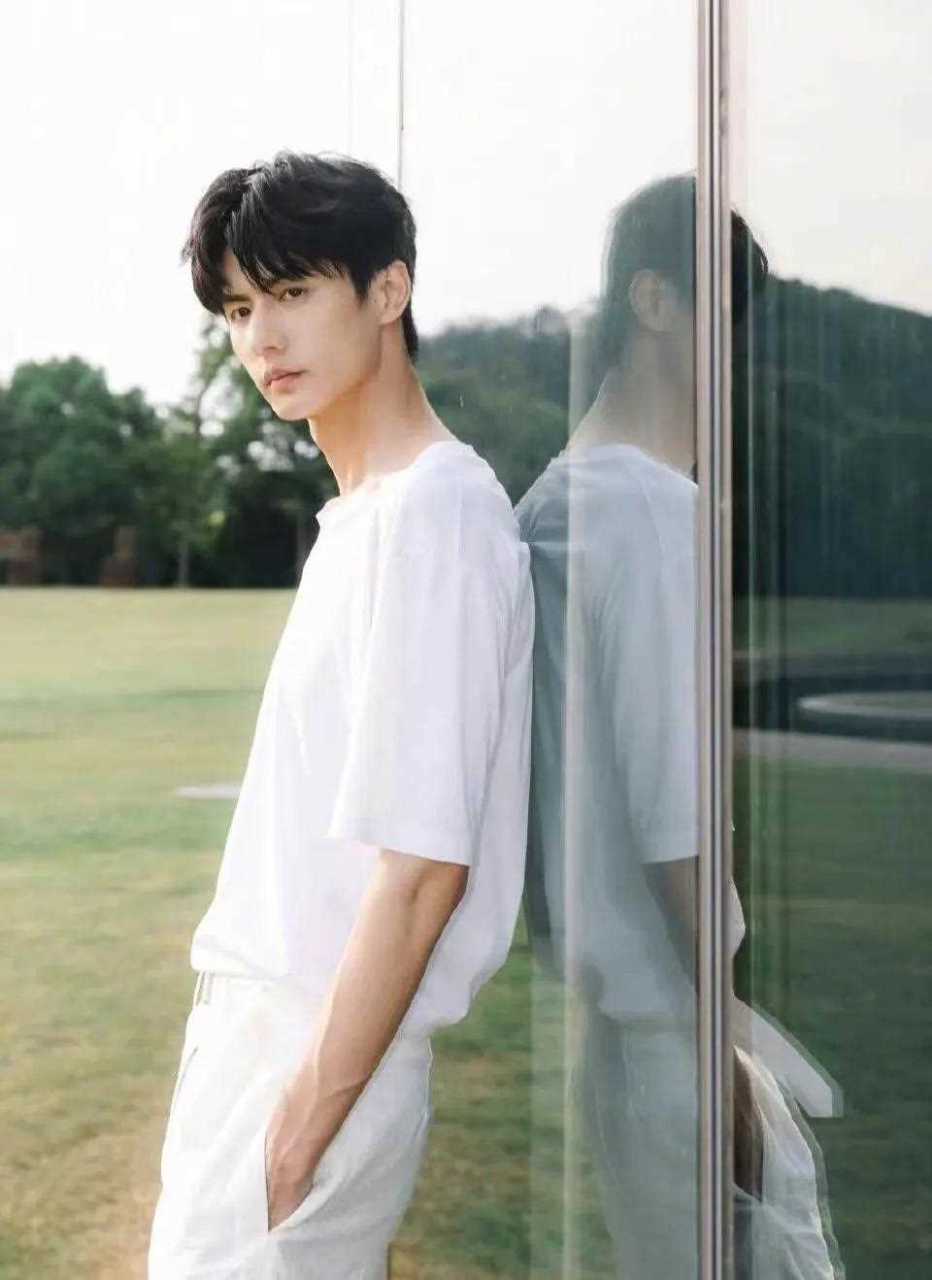 网传杨幂将要和刘畅合作电影《应许之日》,果然,杨幂永远离不开小鲜肉