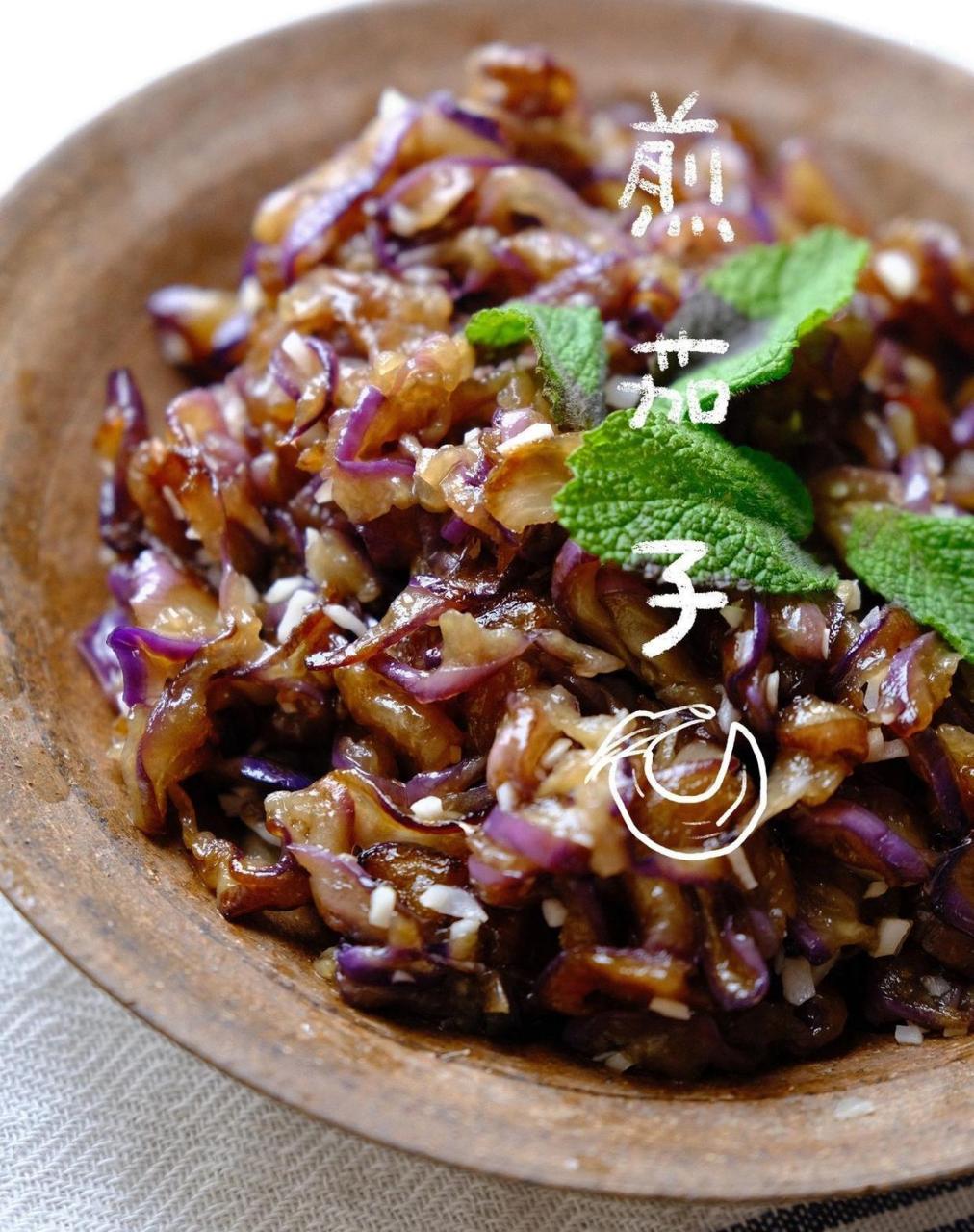 酸甜焦香的煎茄子 茄子是夏天常常会吃的蔬果,这款茄子的做法是从母亲