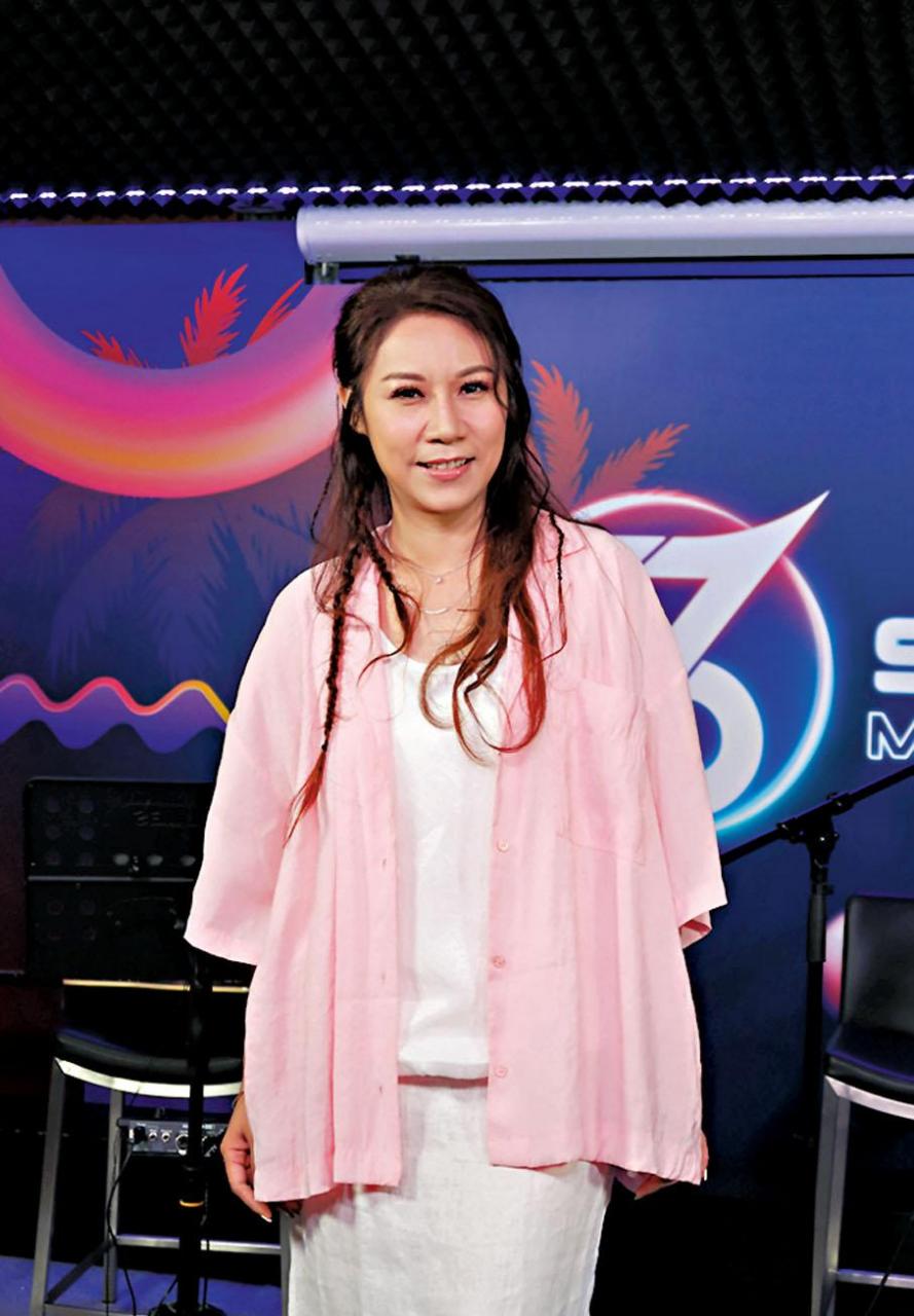 香港歌手彭家丽的近照,她今年已经52岁未婚