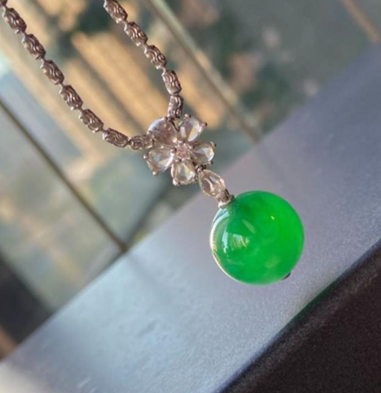 点击头像看直播# #翡翠珠宝#  翡翠绿珠吊坠,一颗足矣,喜欢纯翠的