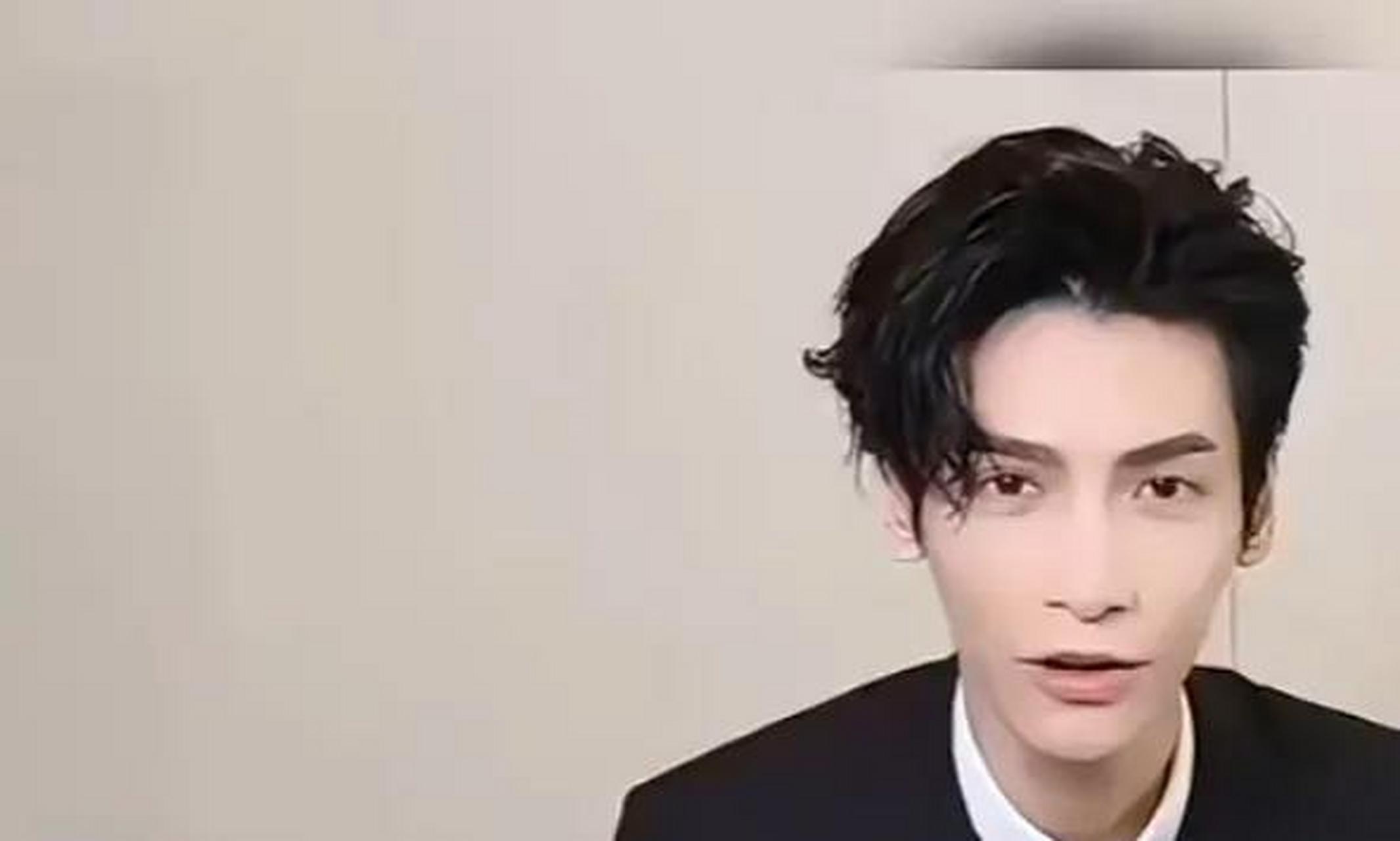 罗云熙不在隐瞒身体瘦成皮包骨的秘密,随着长月烬明的播出,罗云熙的