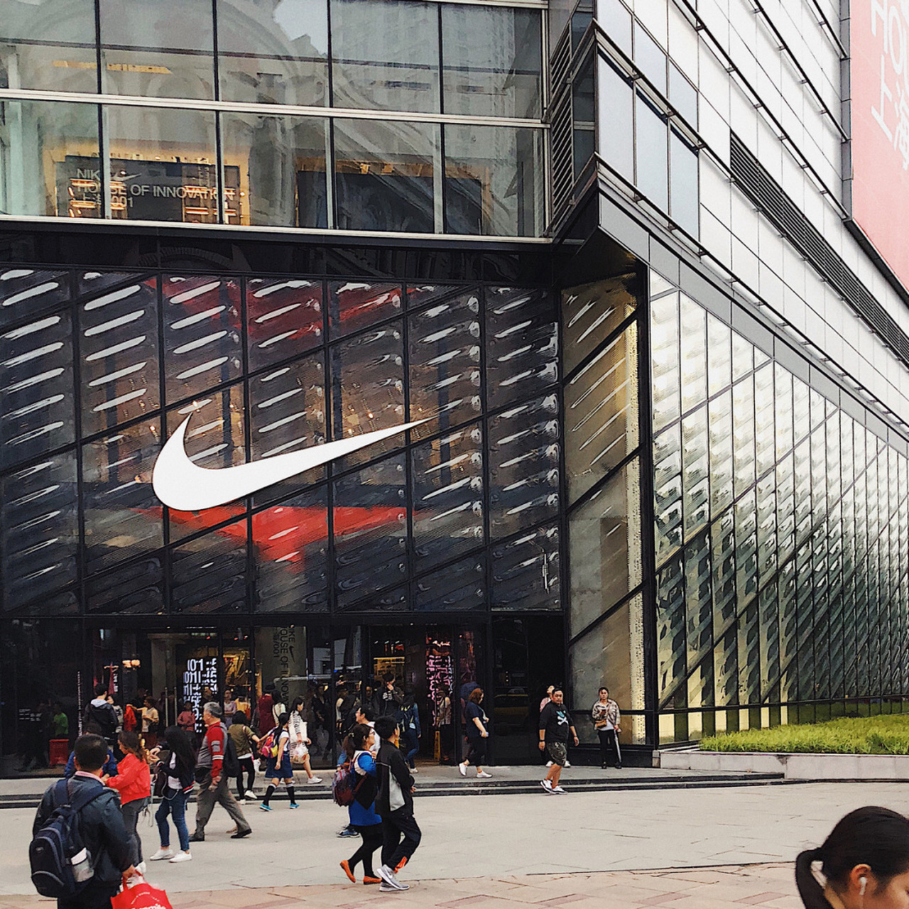 魔都新地标上海世茂广场重新开张打卡nike耐克上海001首家概念旗舰店