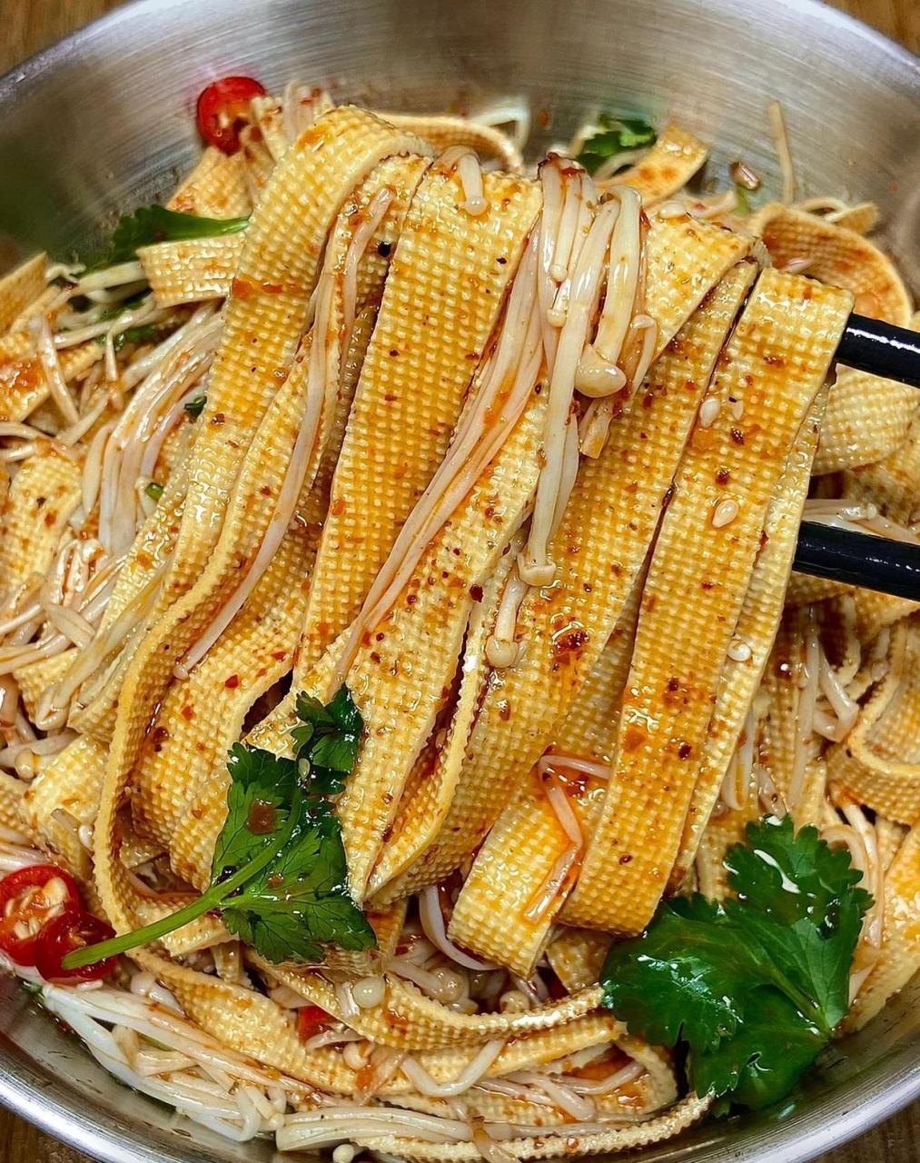 今天分享这个豆皮拌金针菇!豆皮77金针菇搭配起来,好吃哭了!