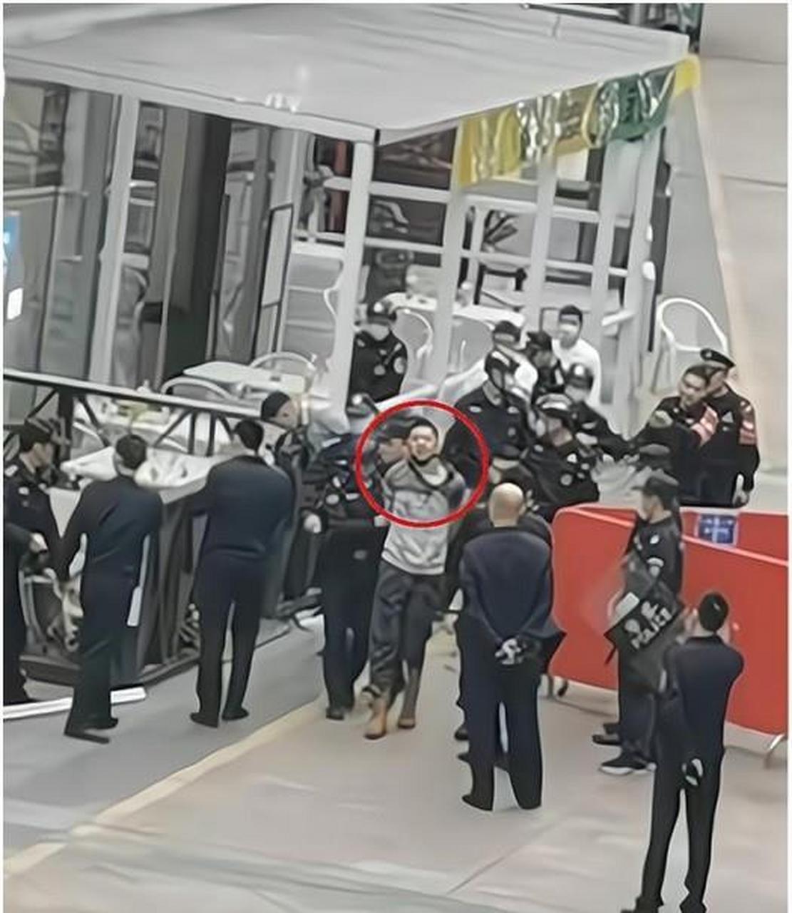 福建漳州一男子当街捅死情敌,有网友说他是高富帅,从照片中来看,这个