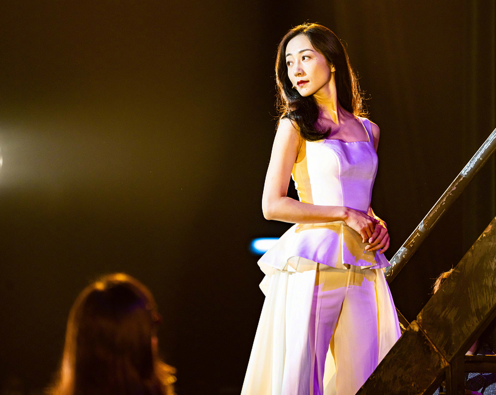 韩雪的话剧舞台照,白衣红唇的造型,还是很有感觉的.