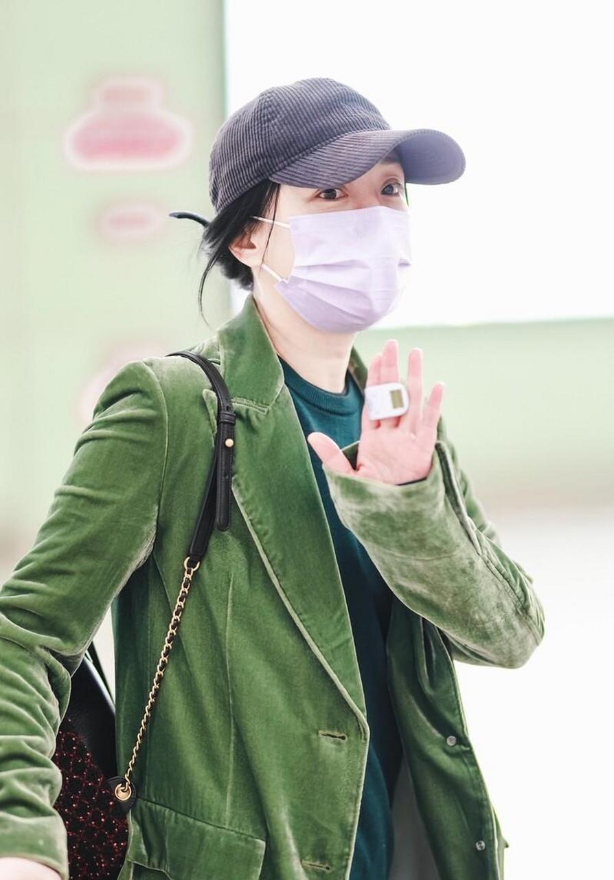 周迅机场街拍,绿色绒面西装 蓝色卫衣 棒球帽文艺范
