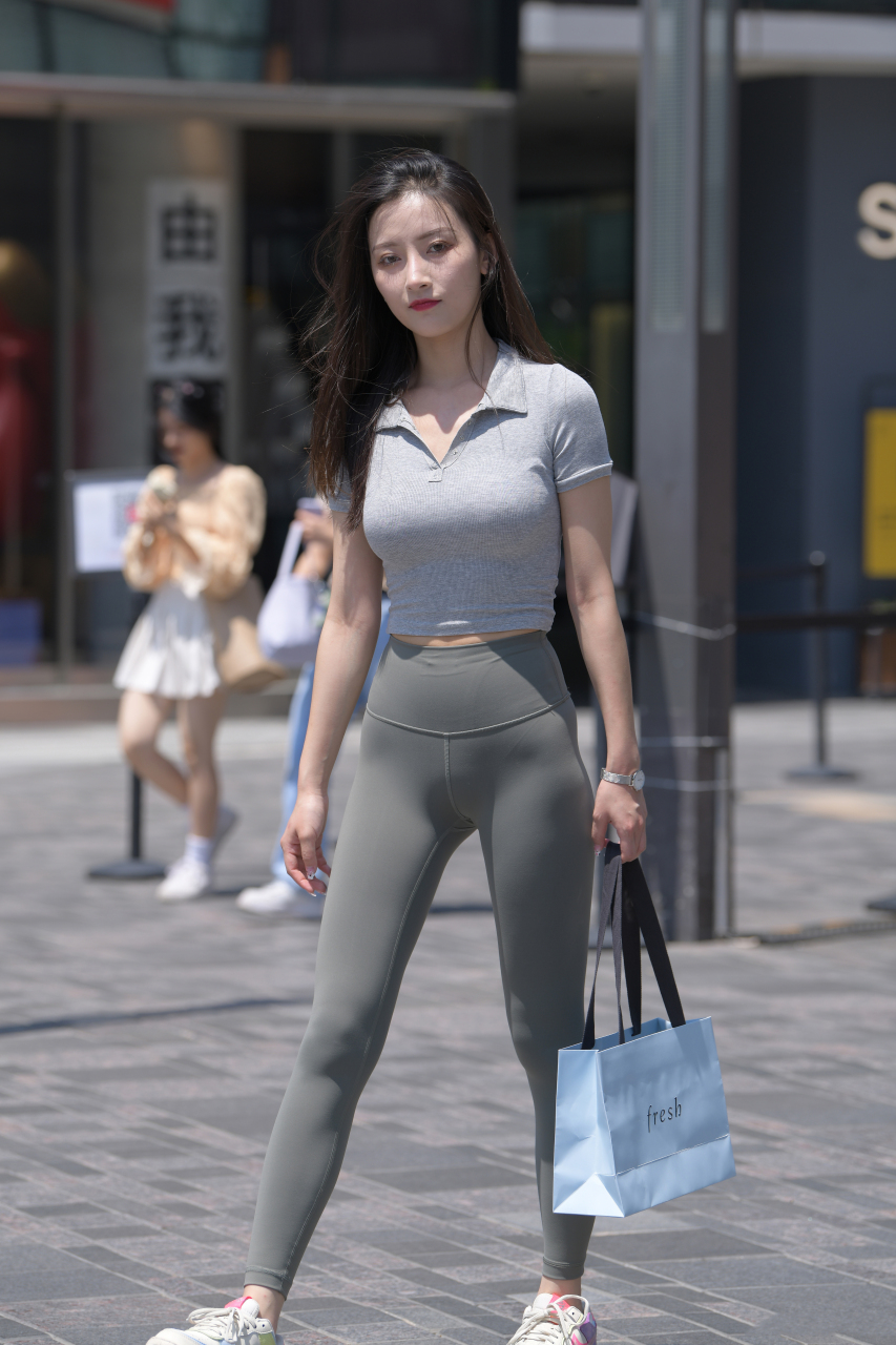 瑜伽运动小姐姐街拍曝光,动人知性气质美#瑜伽紧身裤# #时尚街拍