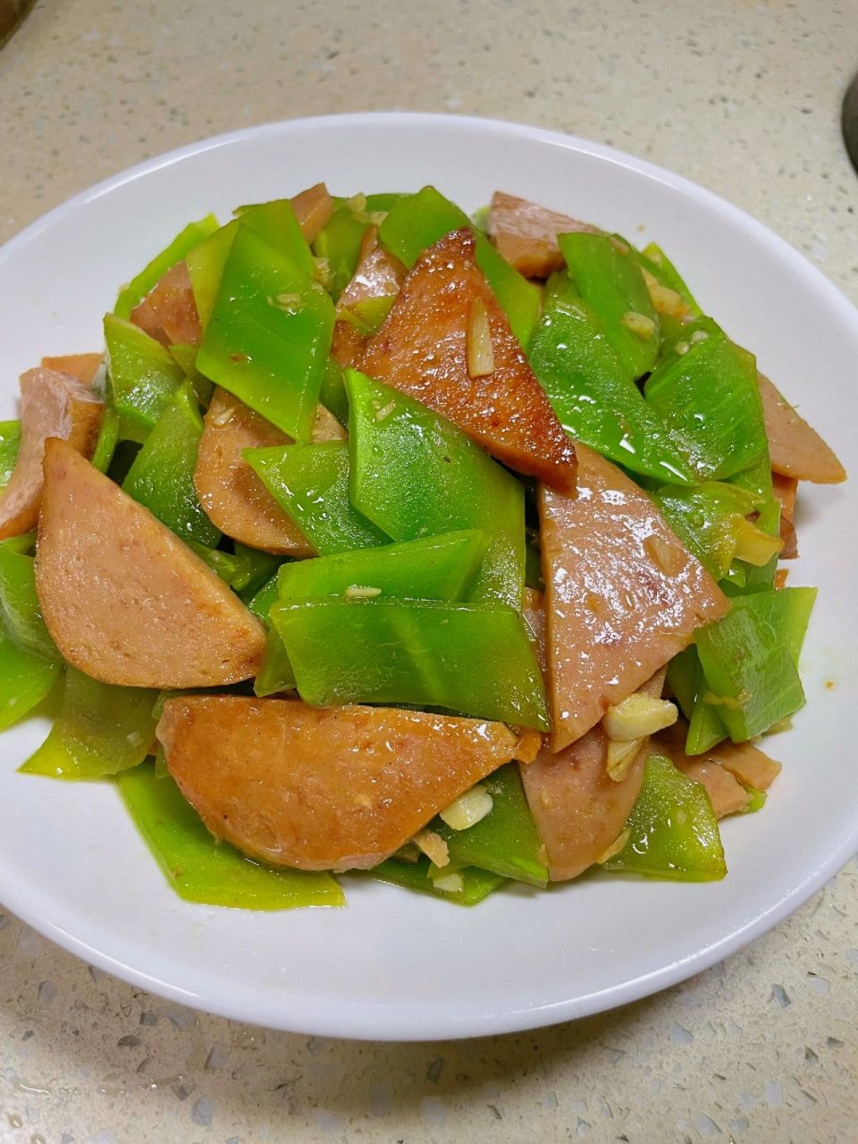 莴笋的做法有很多,今天这道莴笋炒午餐肉也是家里特别喜欢的做法,又