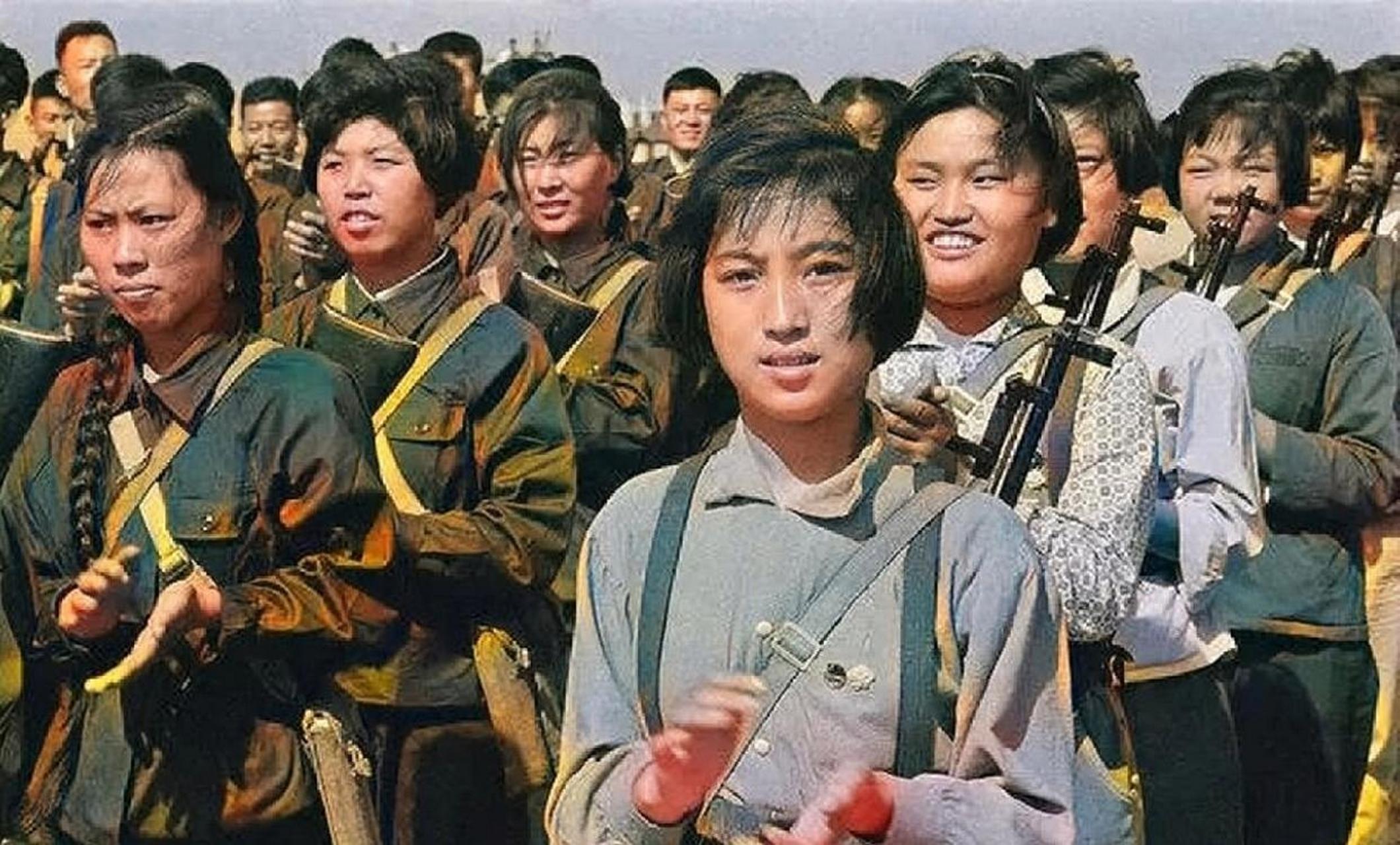 60年代的女民兵,她们的脸上充满了自信与阳光,那是一个热血激情的年代
