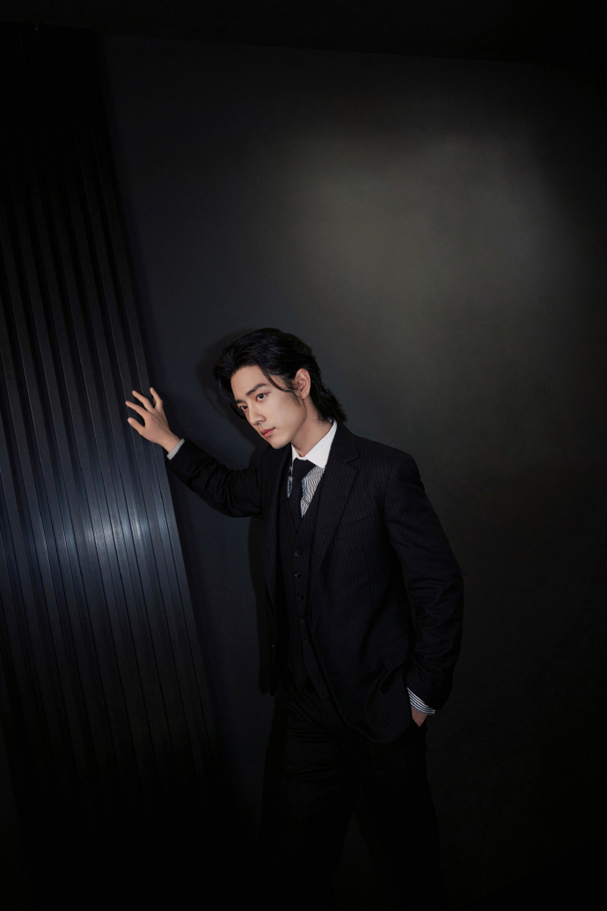 肖战长发背头#  巨星肖战真的太帅了,成为留驻心间的永恒经典!