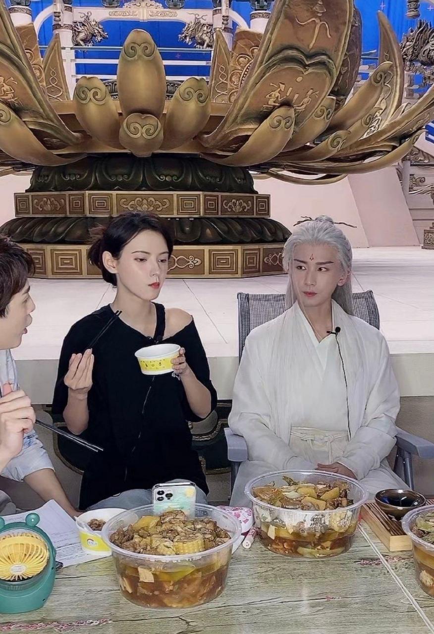 《与君歌》营业直播截图 成毅一身白发古装造型,妆容精致,张予曦则着