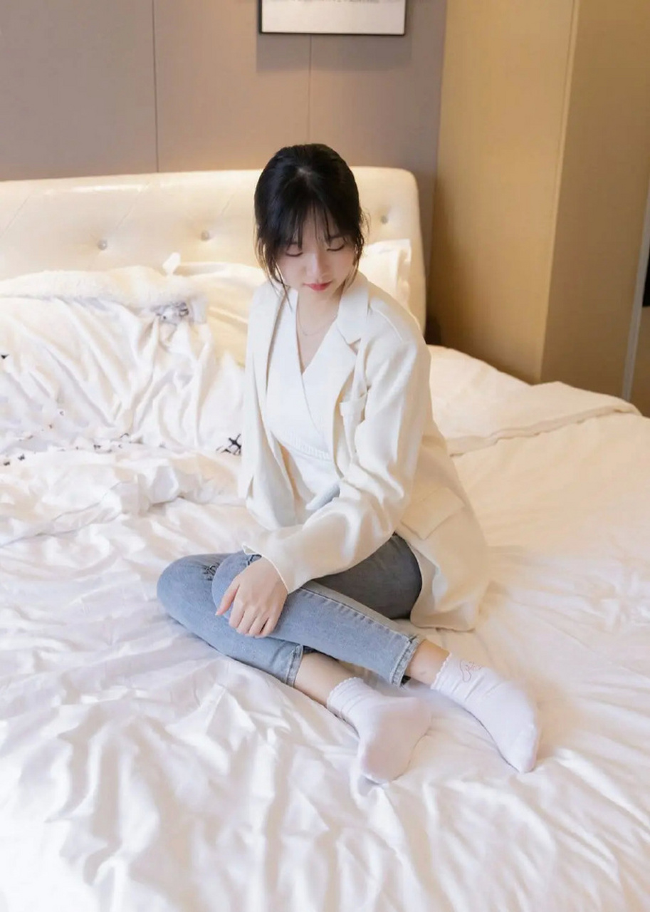 新买了双靴子,感觉和我的白袜好配