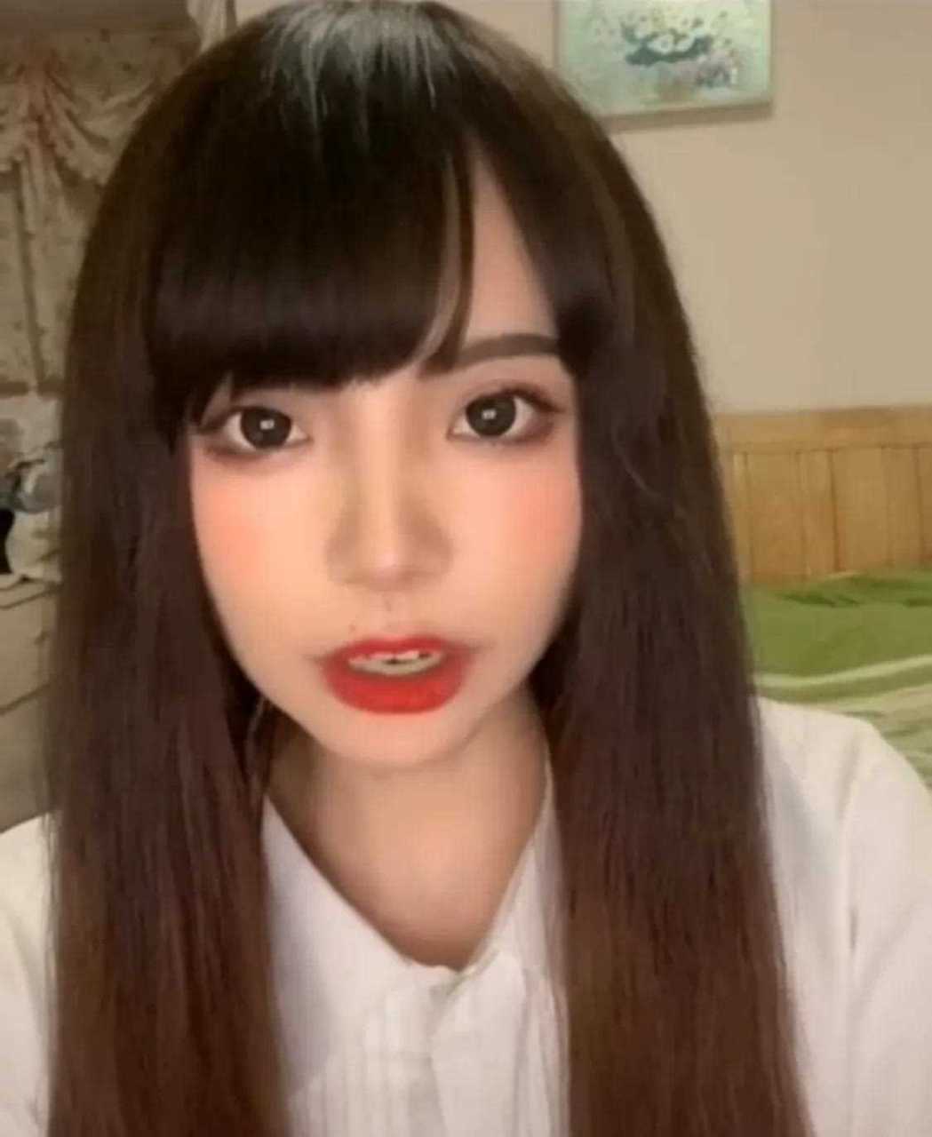 重庆移通学院的一名历史女老师因为酷似blackpink成员lisa而意外在