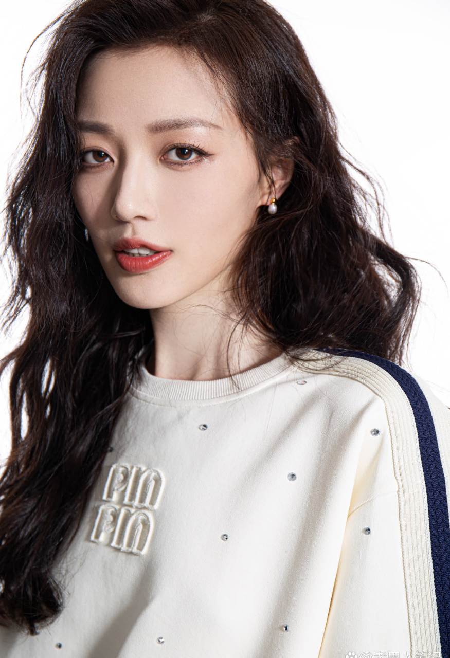 王秀珠晒出白色情人节美照,卷发红唇,一身白衣,温柔中透着一丝浪漫.