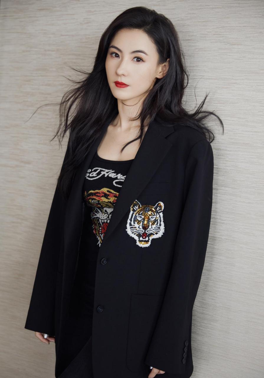 张柏芝今日活动图集 张柏芝今日活动图集,廓形感十足的黑色休闲西装