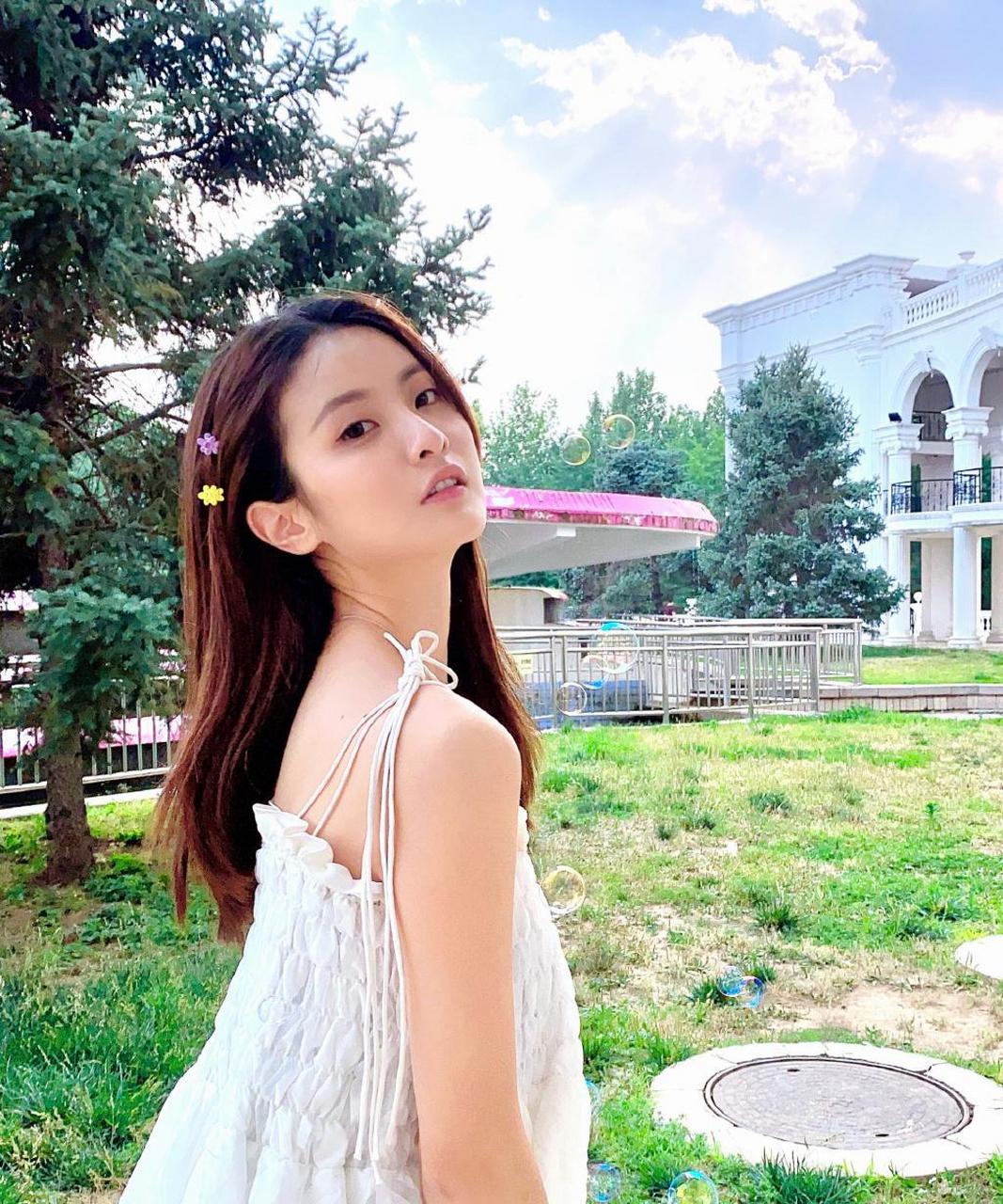 赖雨濛粉嫩甜美写真图片