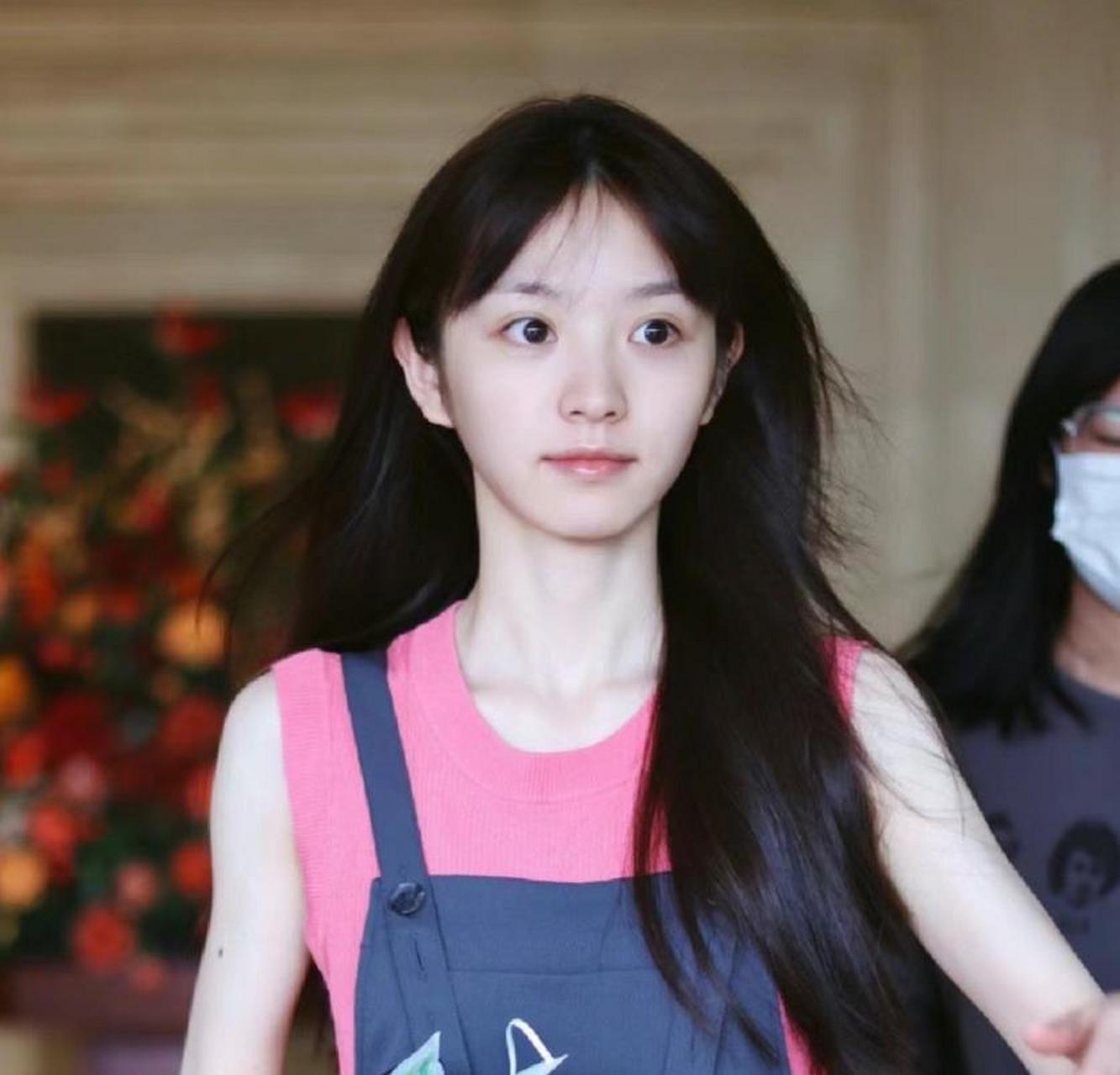 内娱新晋甜妹小花田曦薇,这素颜在你的心里能打多少分?