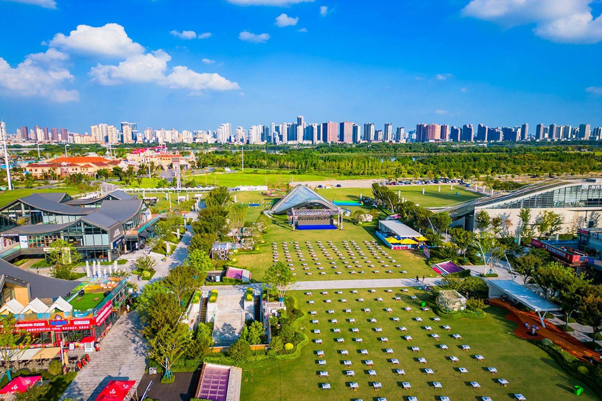 南昌华侨城的"玩美公园"是一个充满活力和创意的地方,它不仅拥有美丽