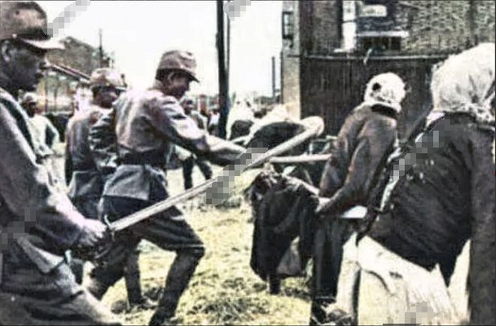 照片中,几个男子站在街头,他们头上裹着纱巾,最右