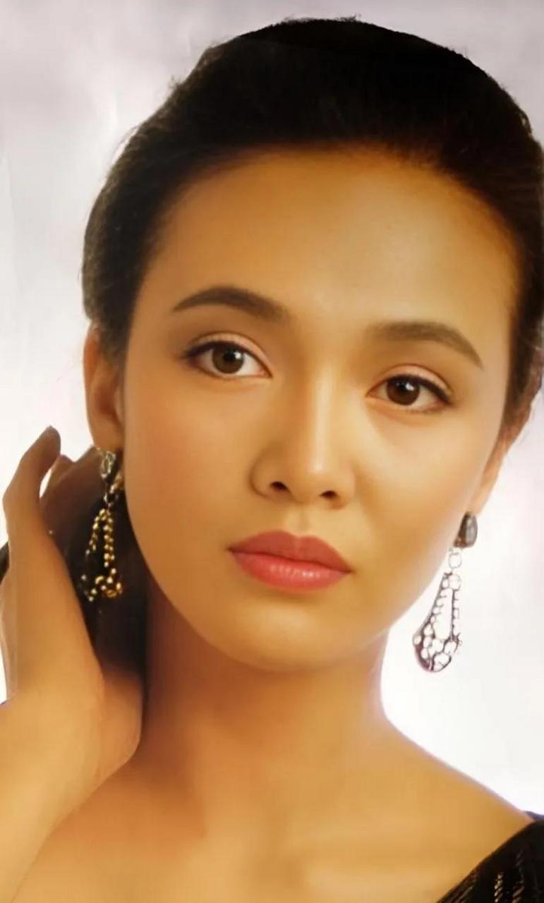 郑裕玲是一位备受赞誉的演员,她在电影和电视界都有着广泛的影响力和